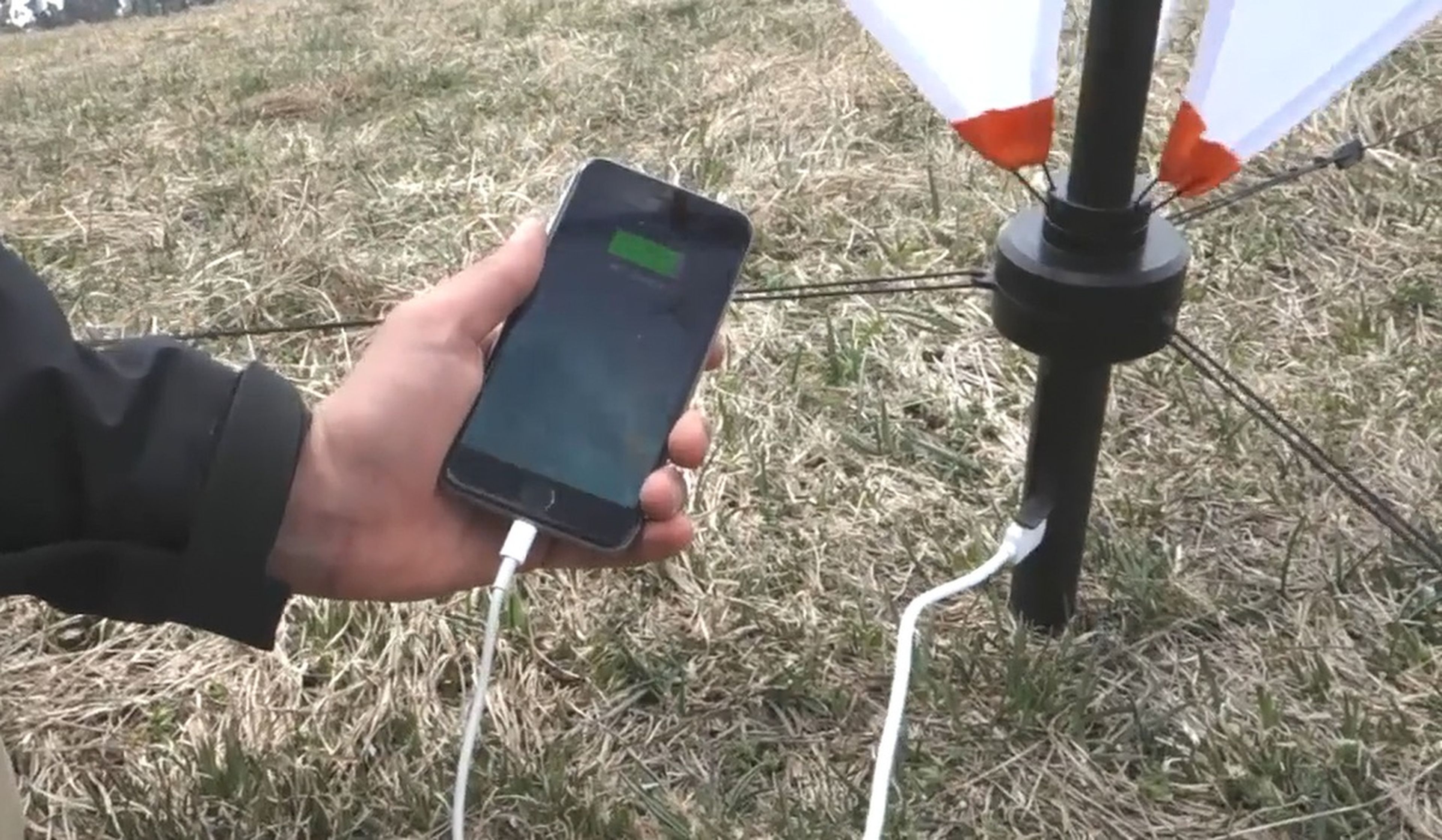 Este cargador de móvil funciona con el viento