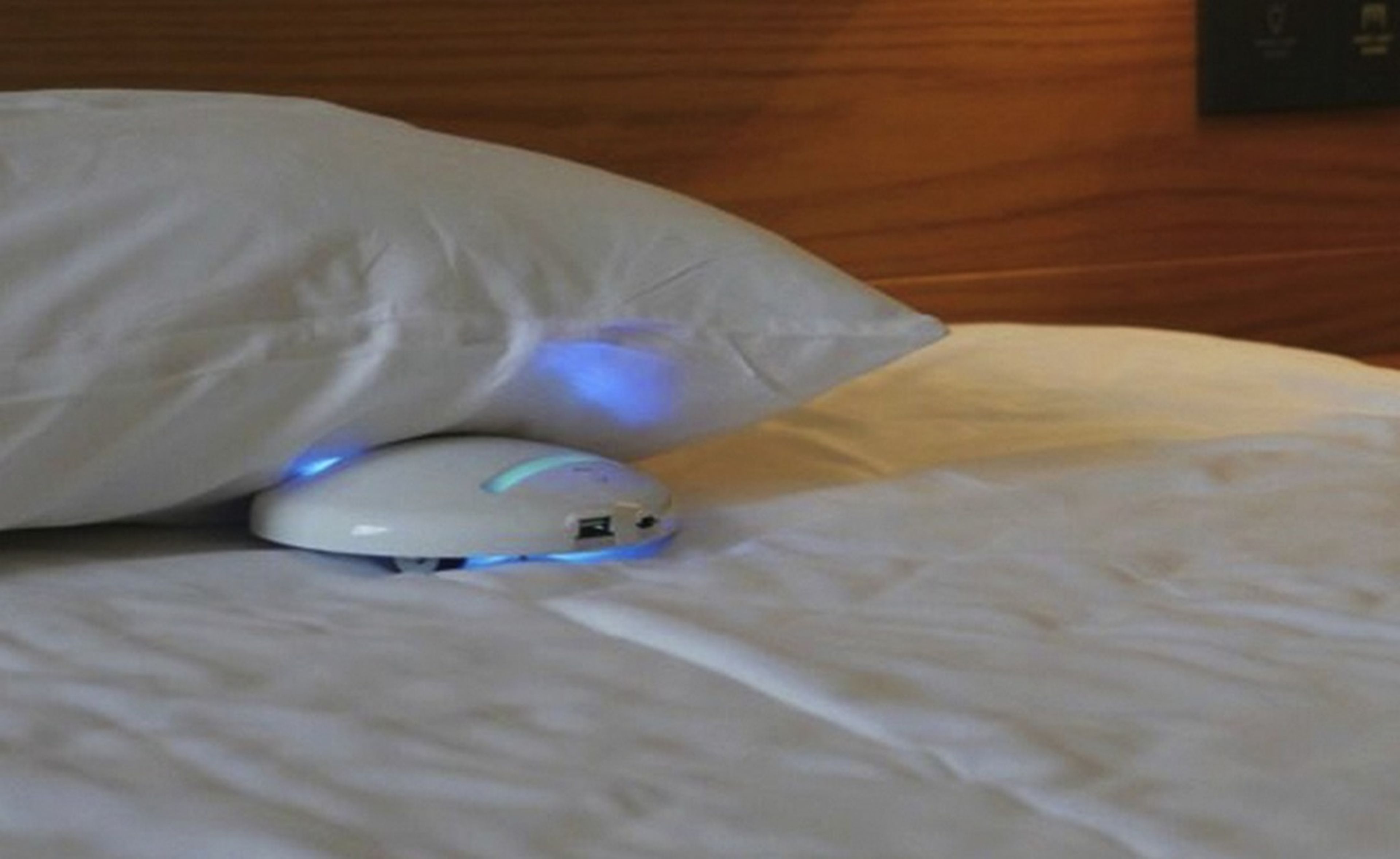 CleanseBot, el primer robot que mata las bacterias de la cama y otros lugares