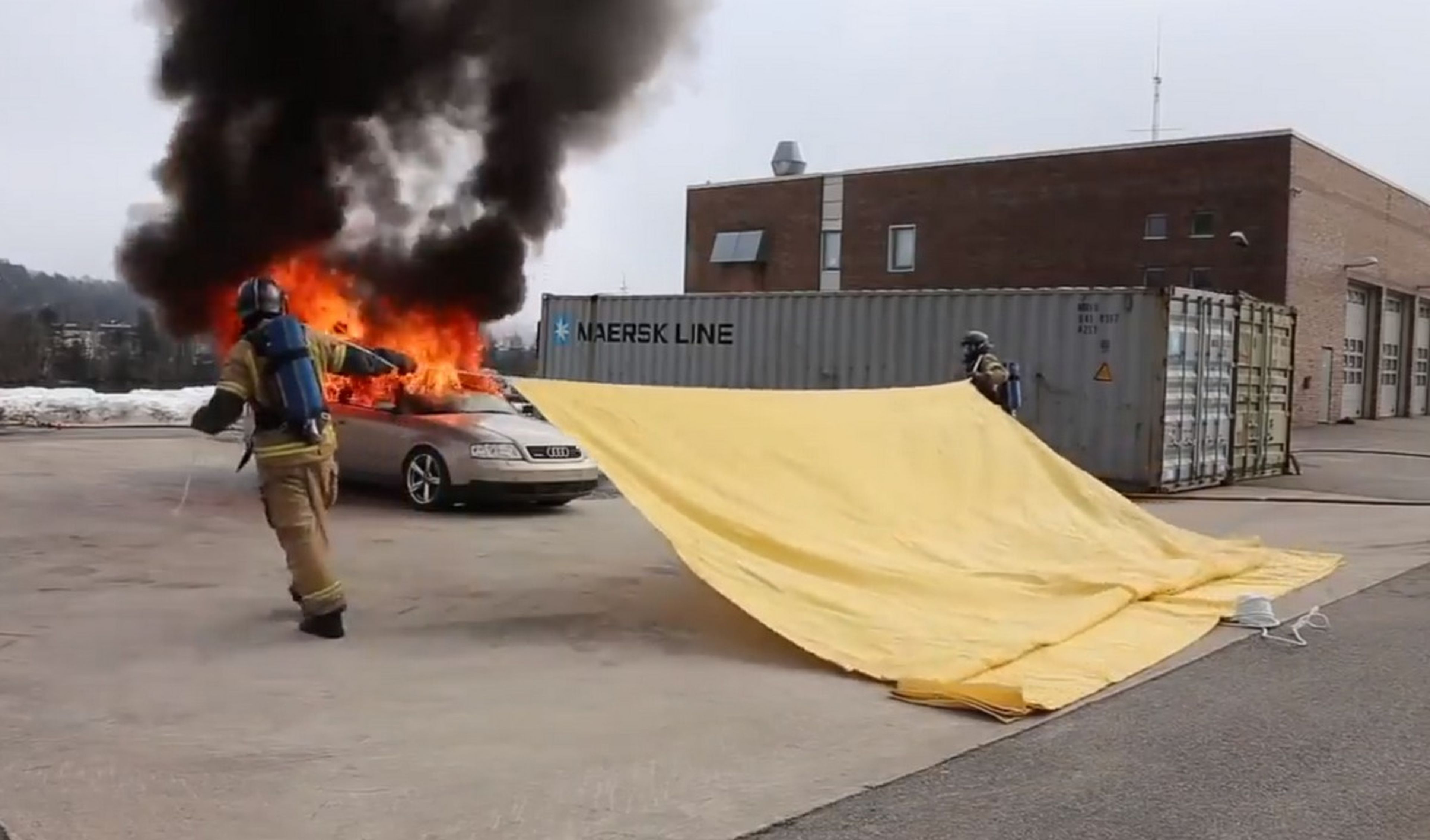 Esta manta apaga incendios de coches en 10 segundos, sin agua