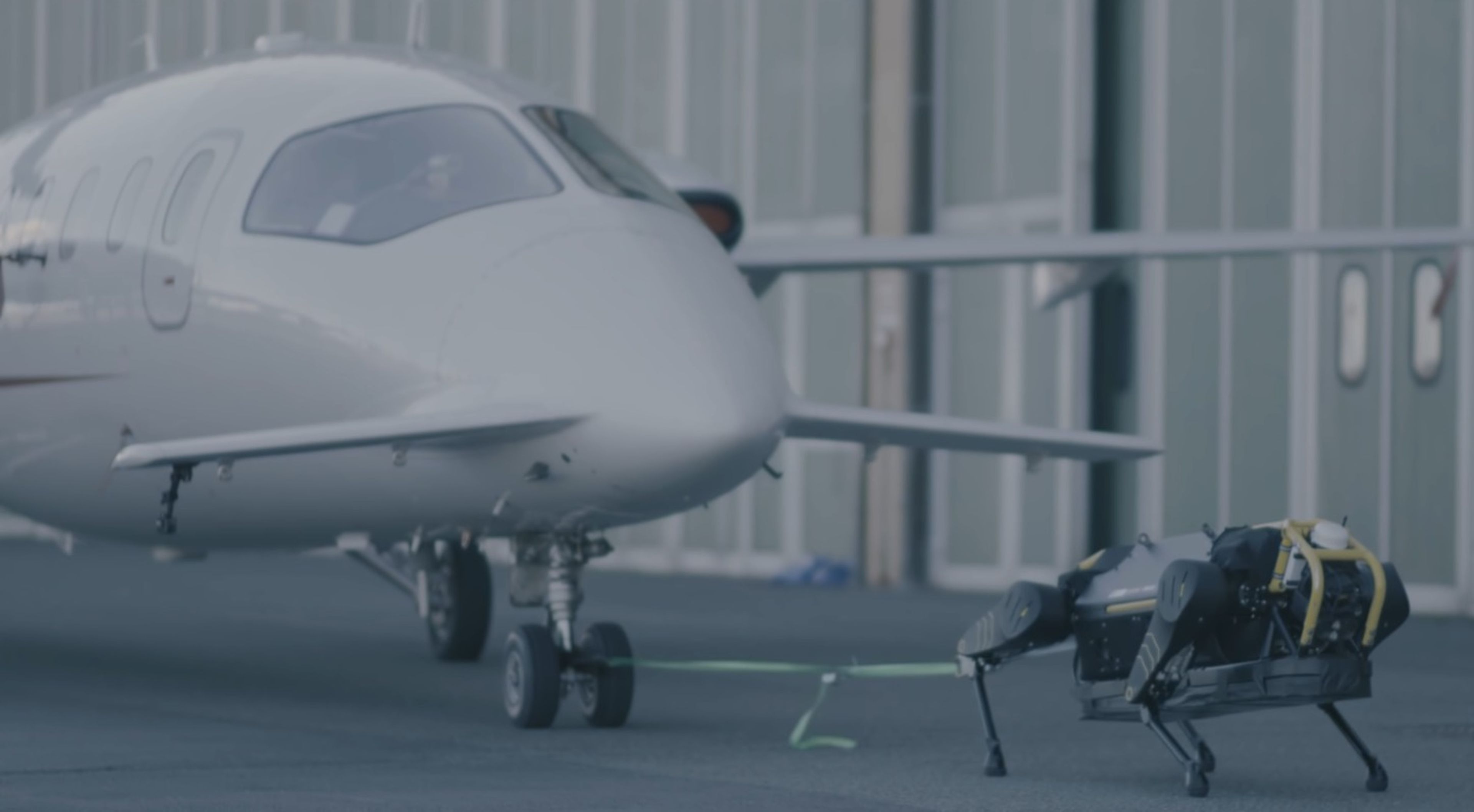 Este robot del tamaño de un perro arrastra un avión, y no es de Boston Dynamics