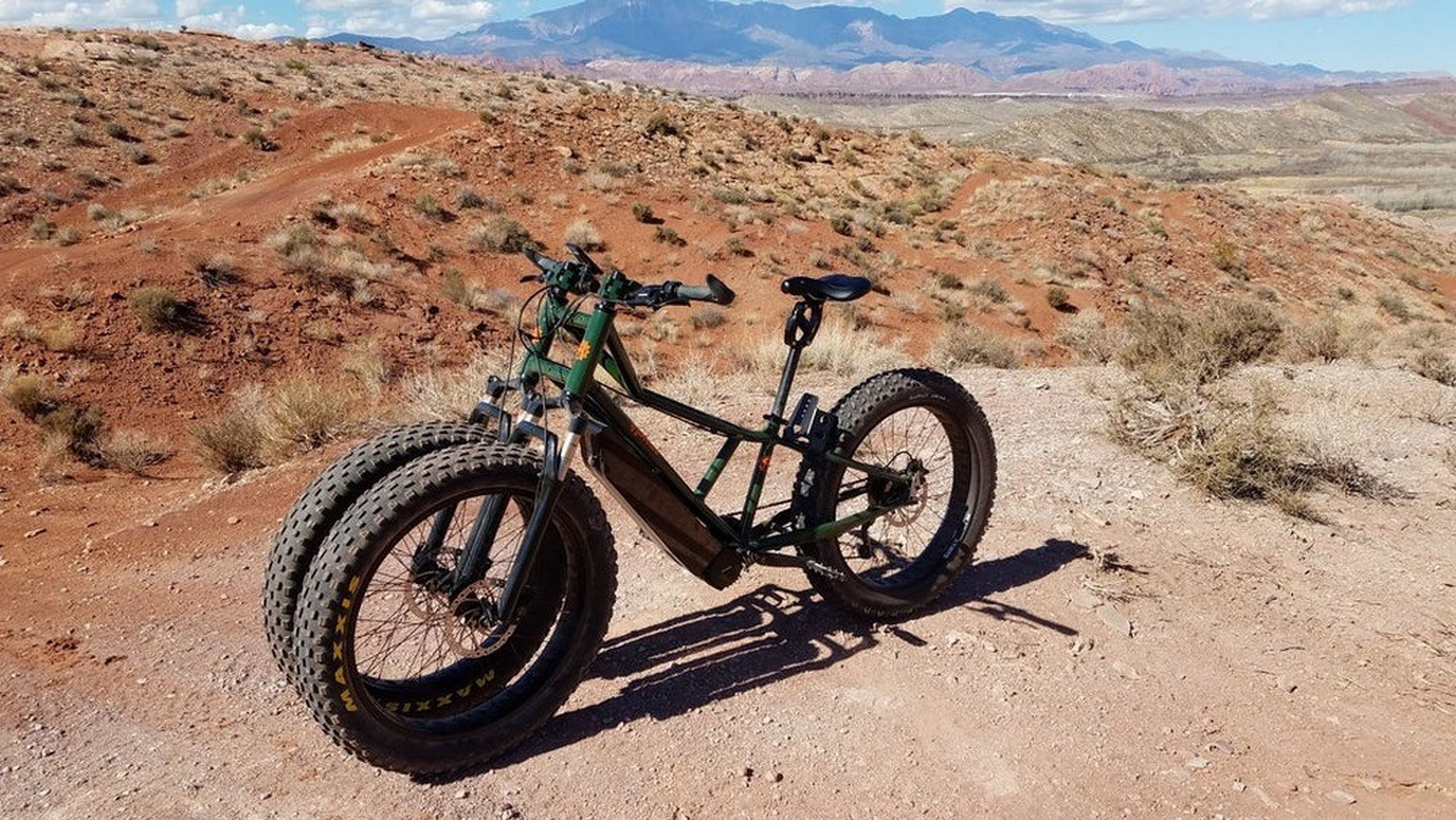 Rungu Juggernaut MDV, la bicicleta eléctrica de montaña con dos ruedas delanteras