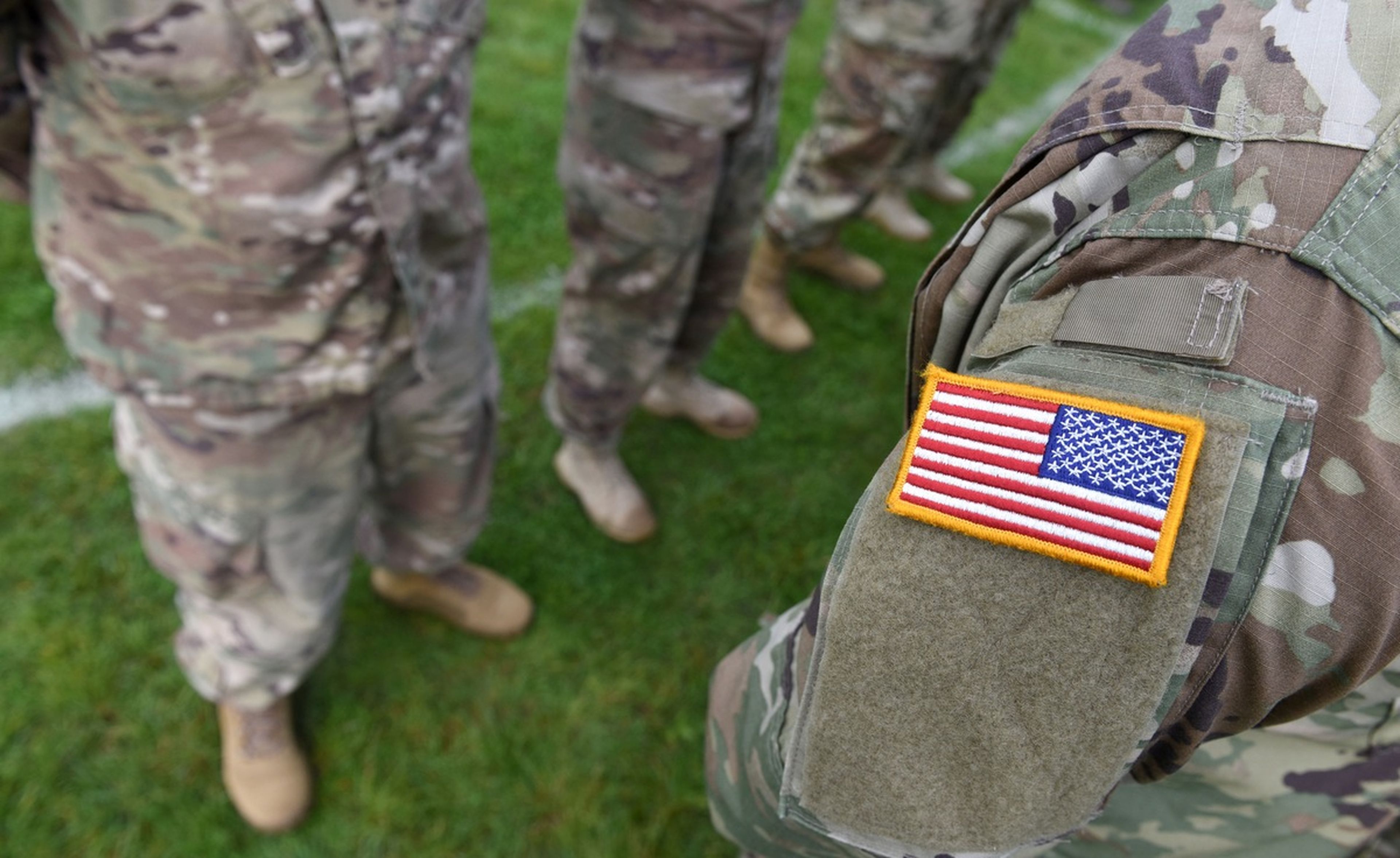 ¿Por qué los soldados estadounidenses tienen la bandera al revés en los uniformes?
