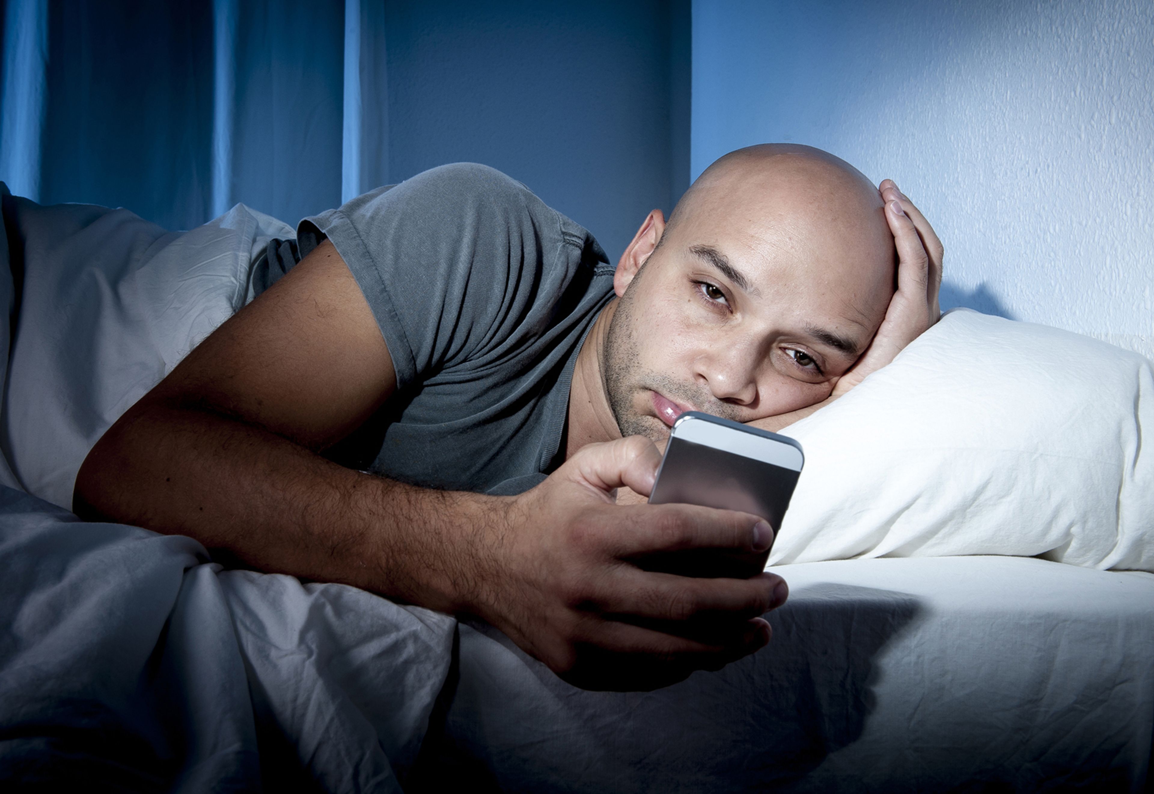 Adicción al móvil en la cama