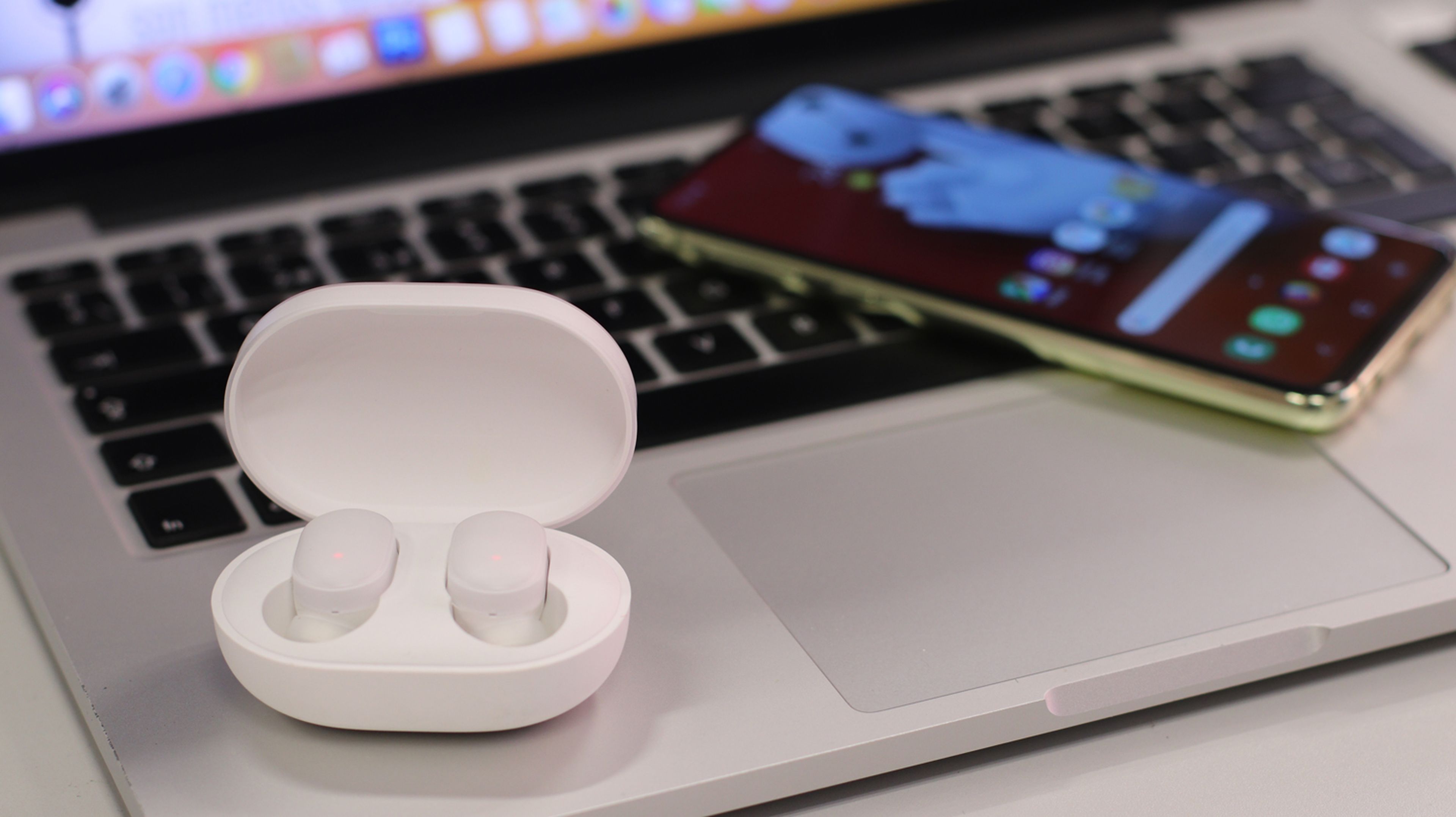 el plastico Interior Bisagra Cómo conectar (y sincronizar) los auriculares Xiaomi Mi AirDots por  Bluetooth | Computer Hoy