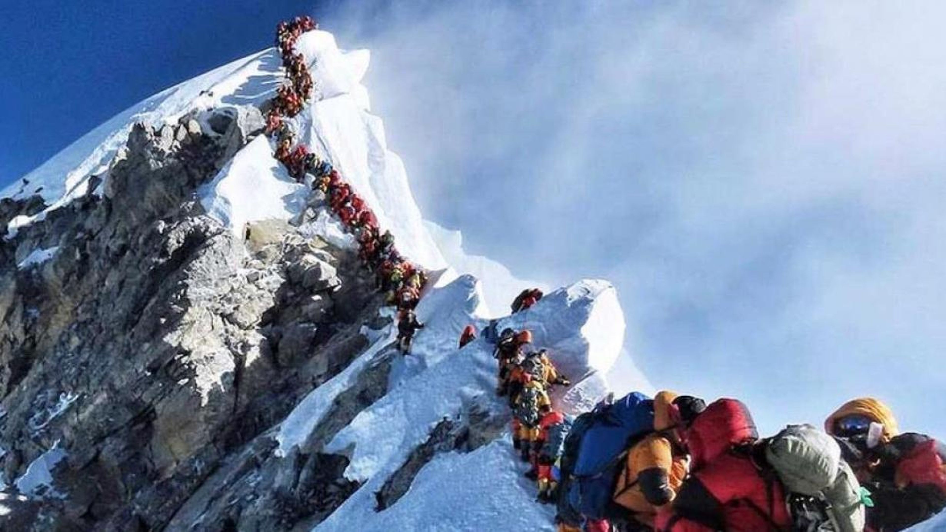 Cuánto dinero cuesta escalar el Everest, y por qué han muerto 11 personas en una semana