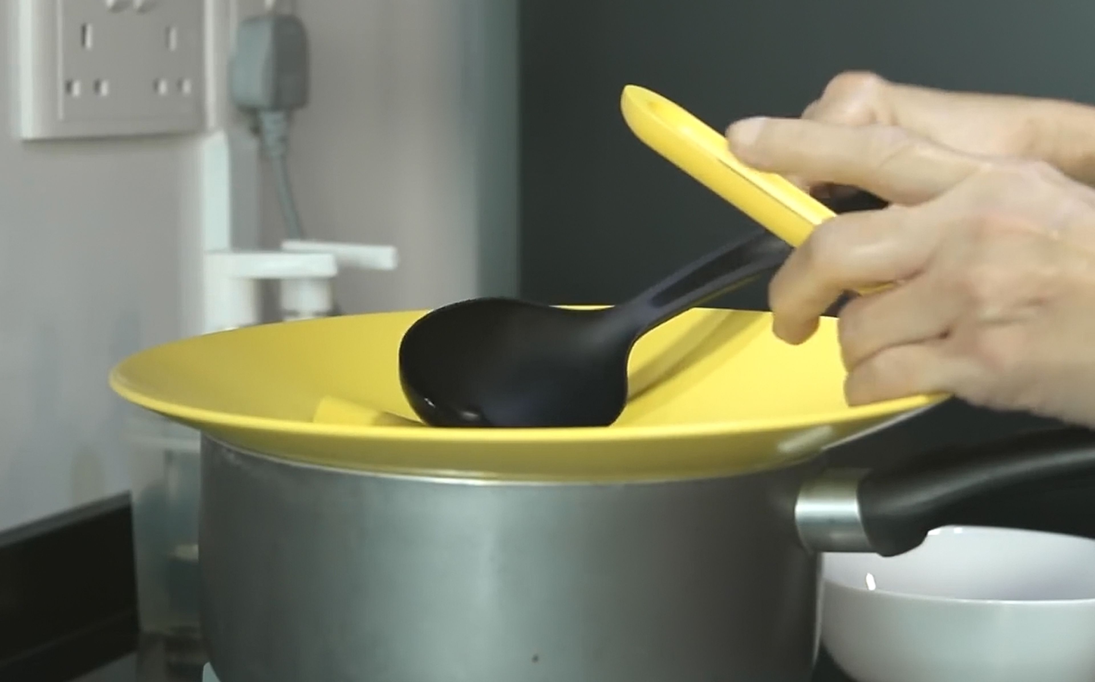 Estos utensilios de cocina para invidentes solucionan muchos problemas