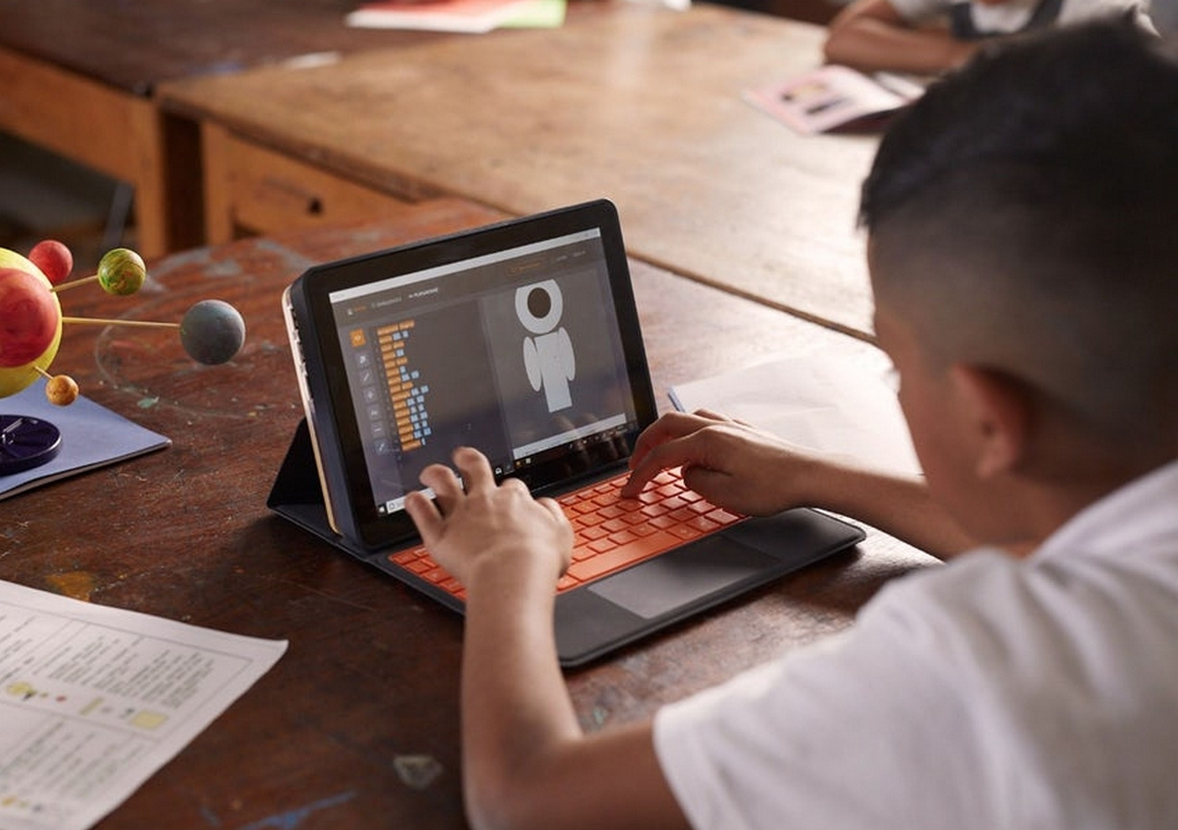 Kano y Microsoft crean un portátil DIY para niños que pueden montar ellos mismos