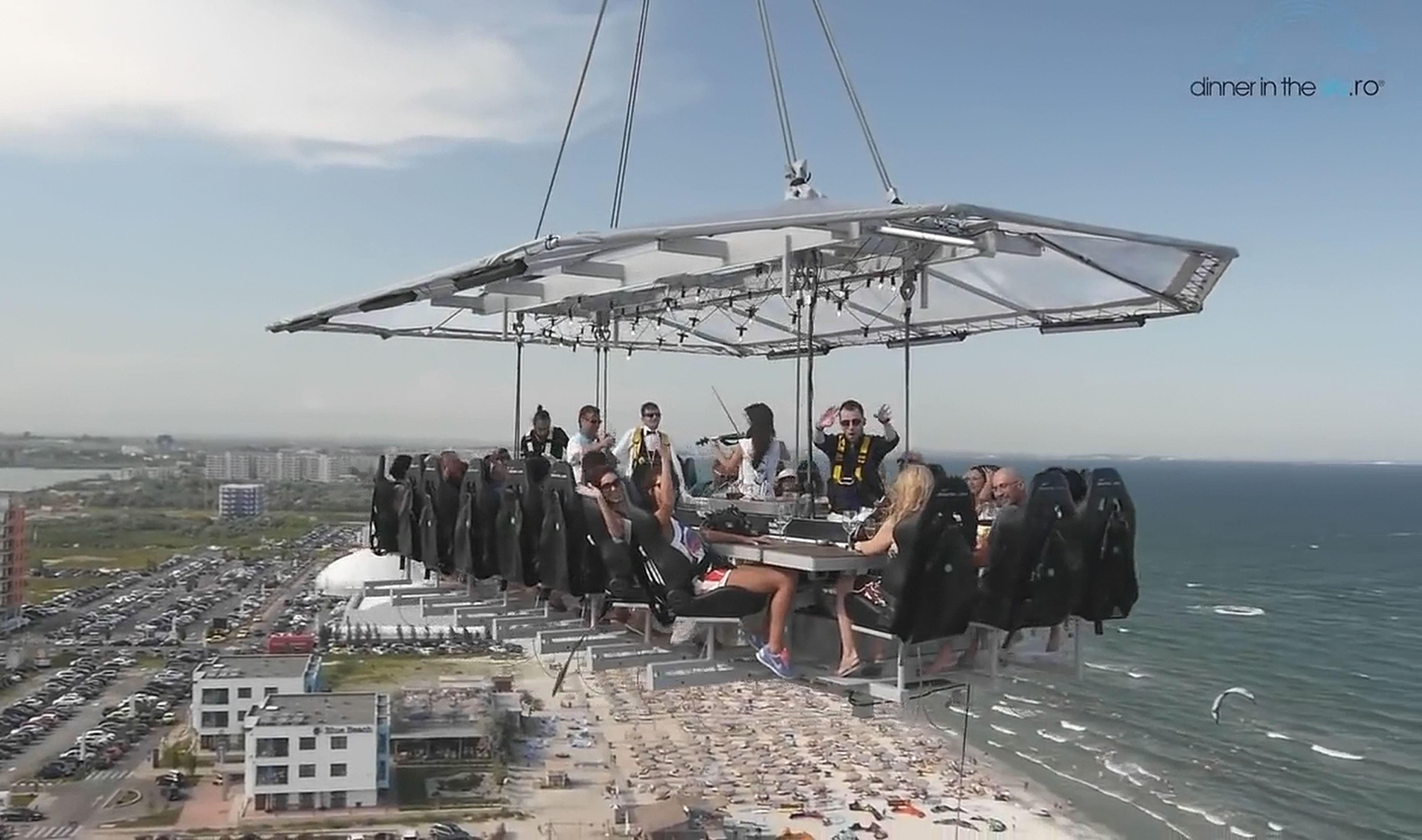 ¿Te atreverías a cenar en una mesa en el cielo, a 30 metros de altura?