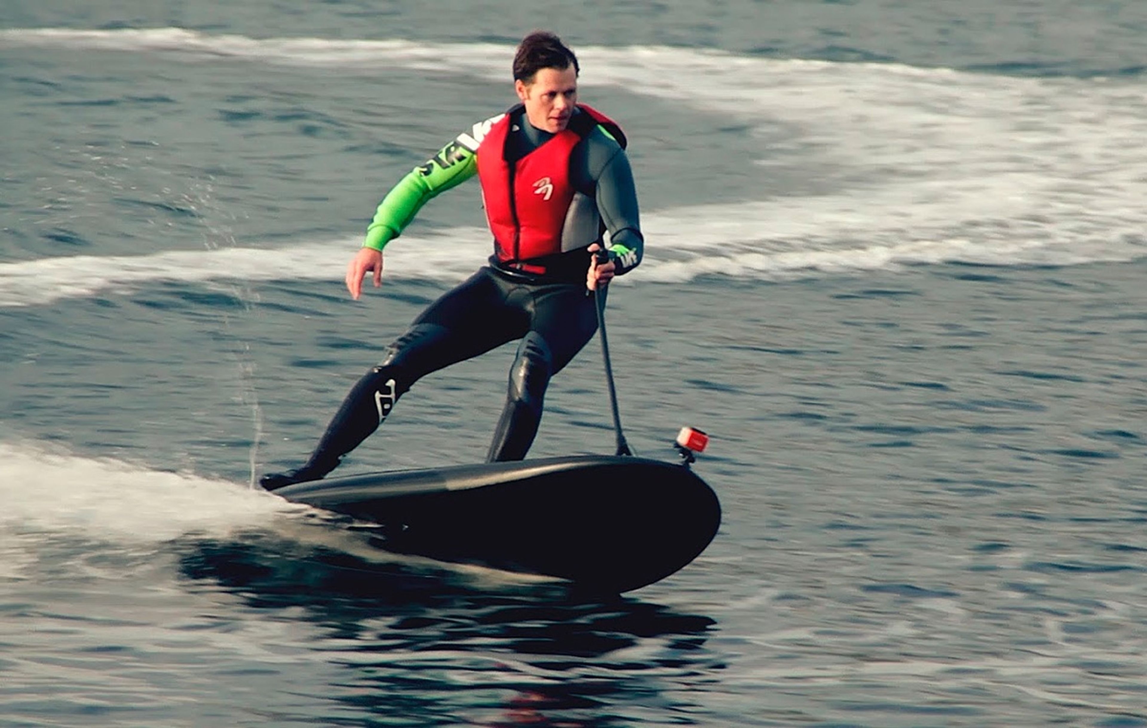 Lampuga, las tablas de surf con motor eléctrico para planear sobre las olas