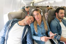 10 trucos que te ayudarán a dormir en el avión