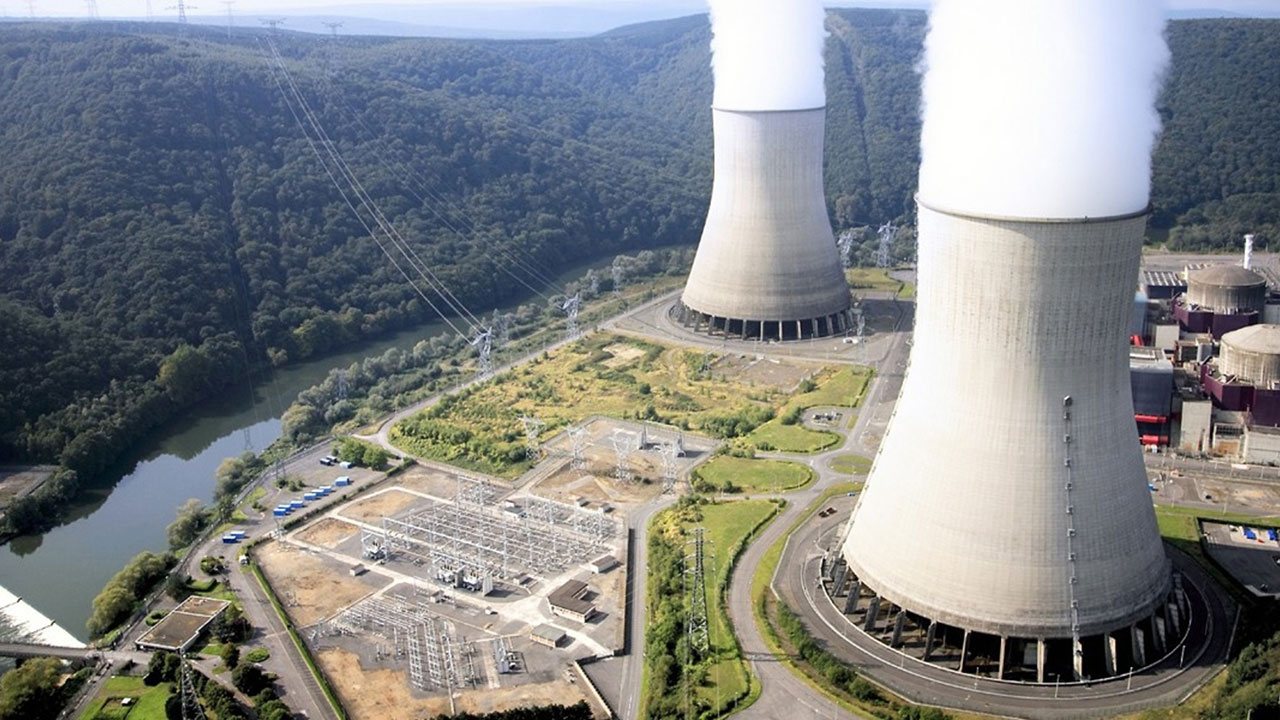 Аэс образование. Электроэнергетика АЭС. АЭС Гольфеш. Энергетика Франции. Самая большая атомная станция.