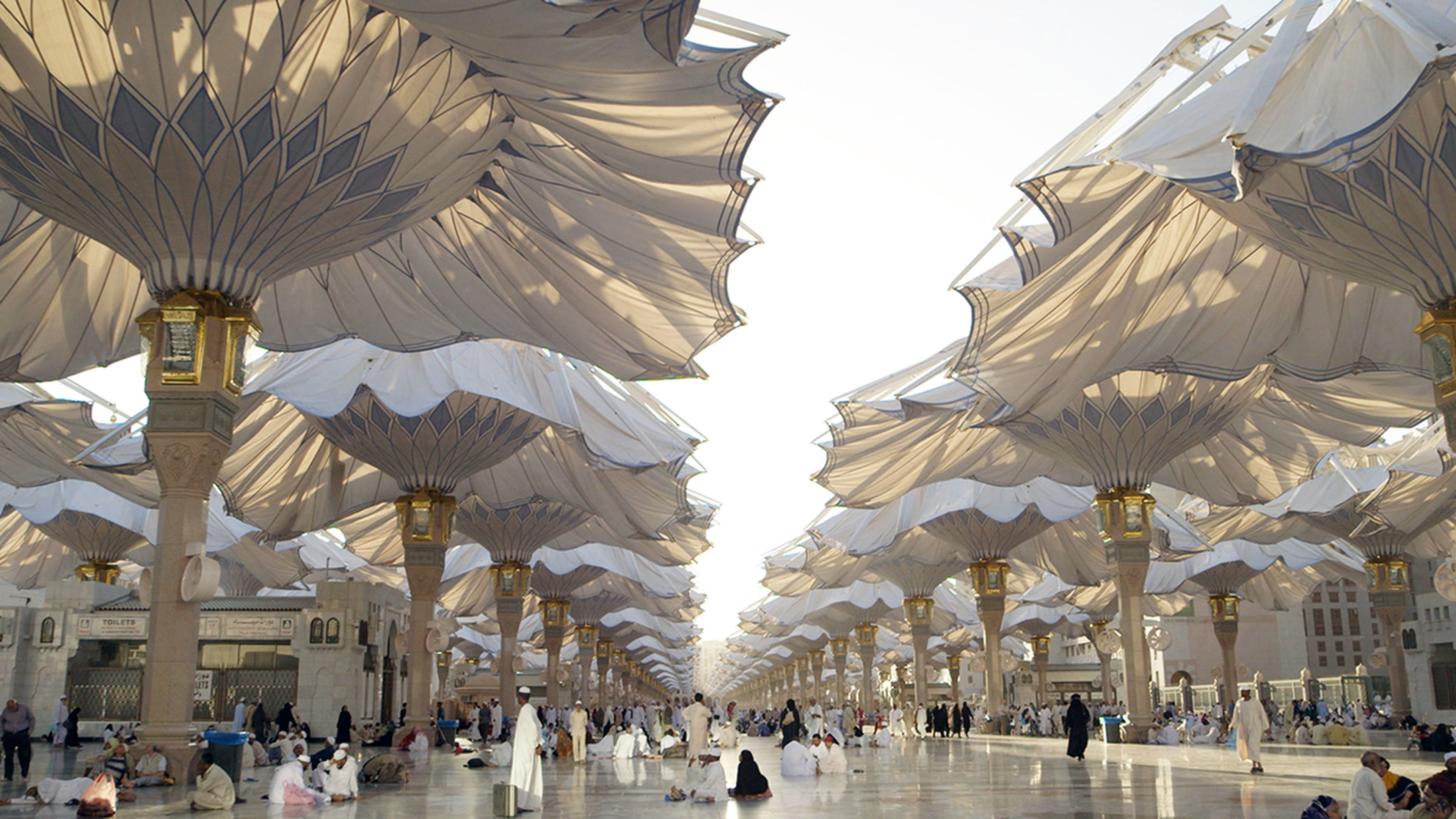 Así son las impresionantes sombrillas que tapan el Sol en Arabia Saudí