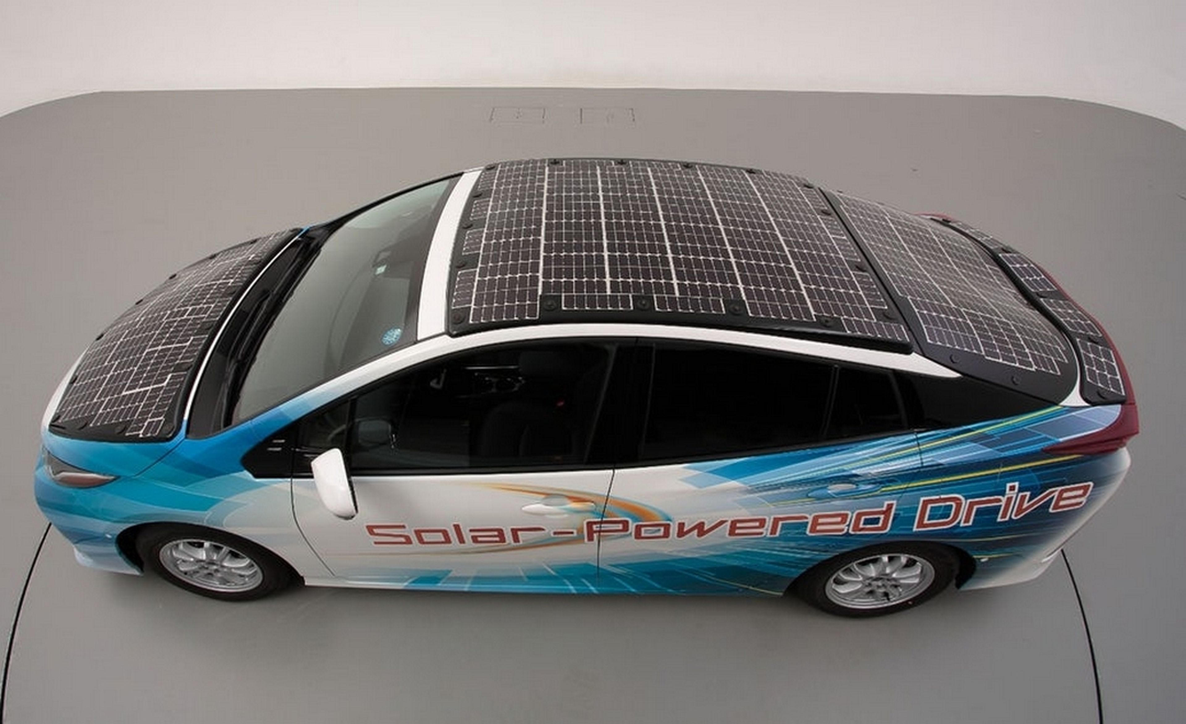Este Toyota con paneles solares recorre 16.200 Kilómetros al año gratis
