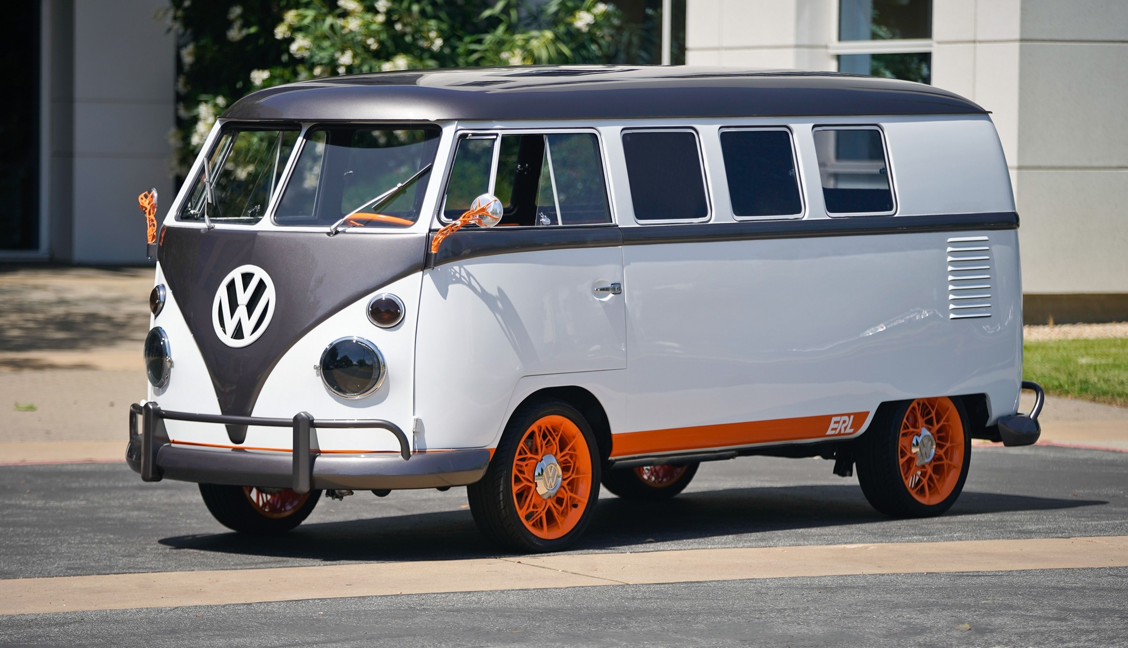 Volkswagen electrifica su mítica furgoneta hippie de los años 60