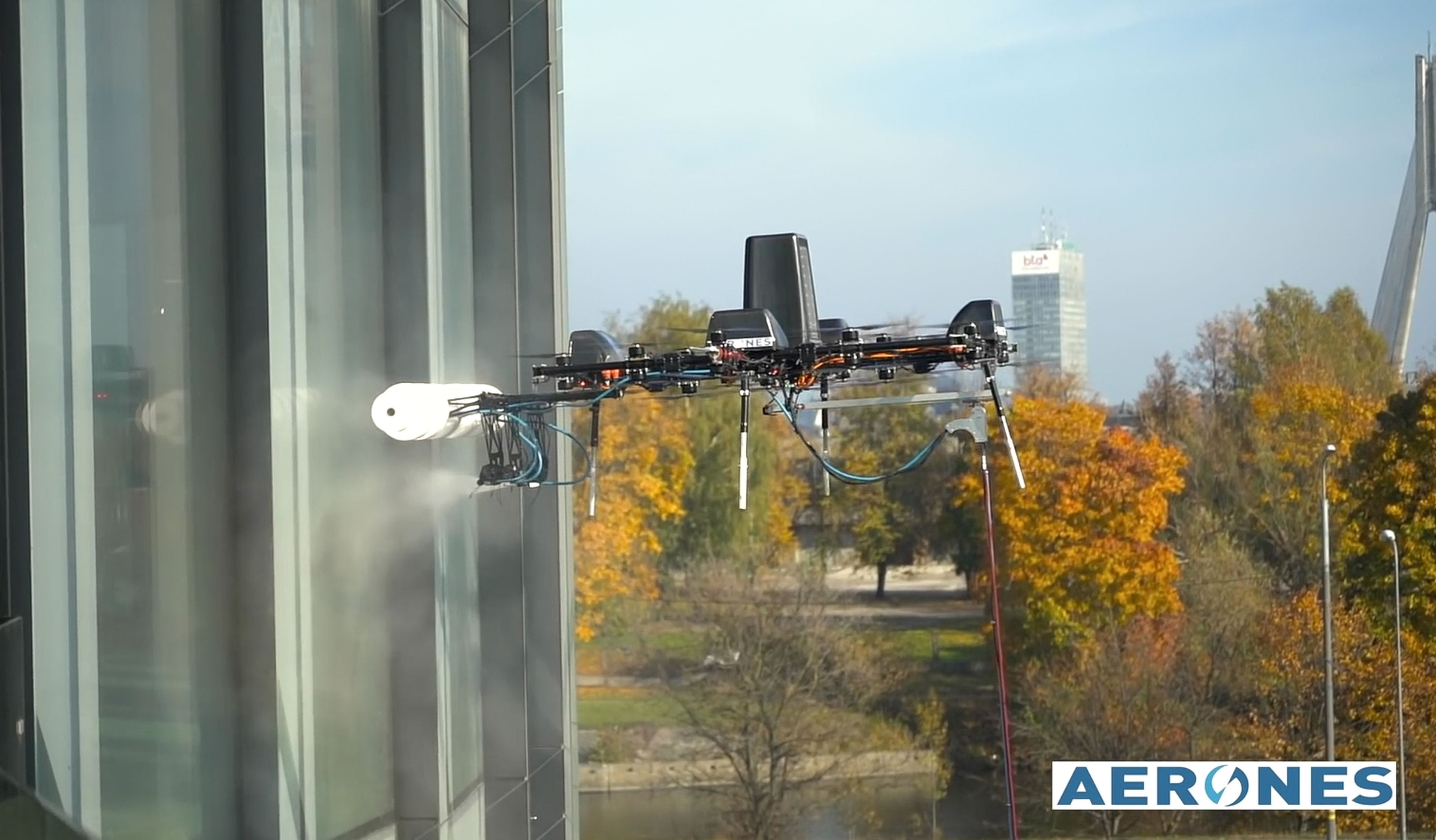 Este dron carga con 200 Kilos y limpia los cristales de los rascacielos