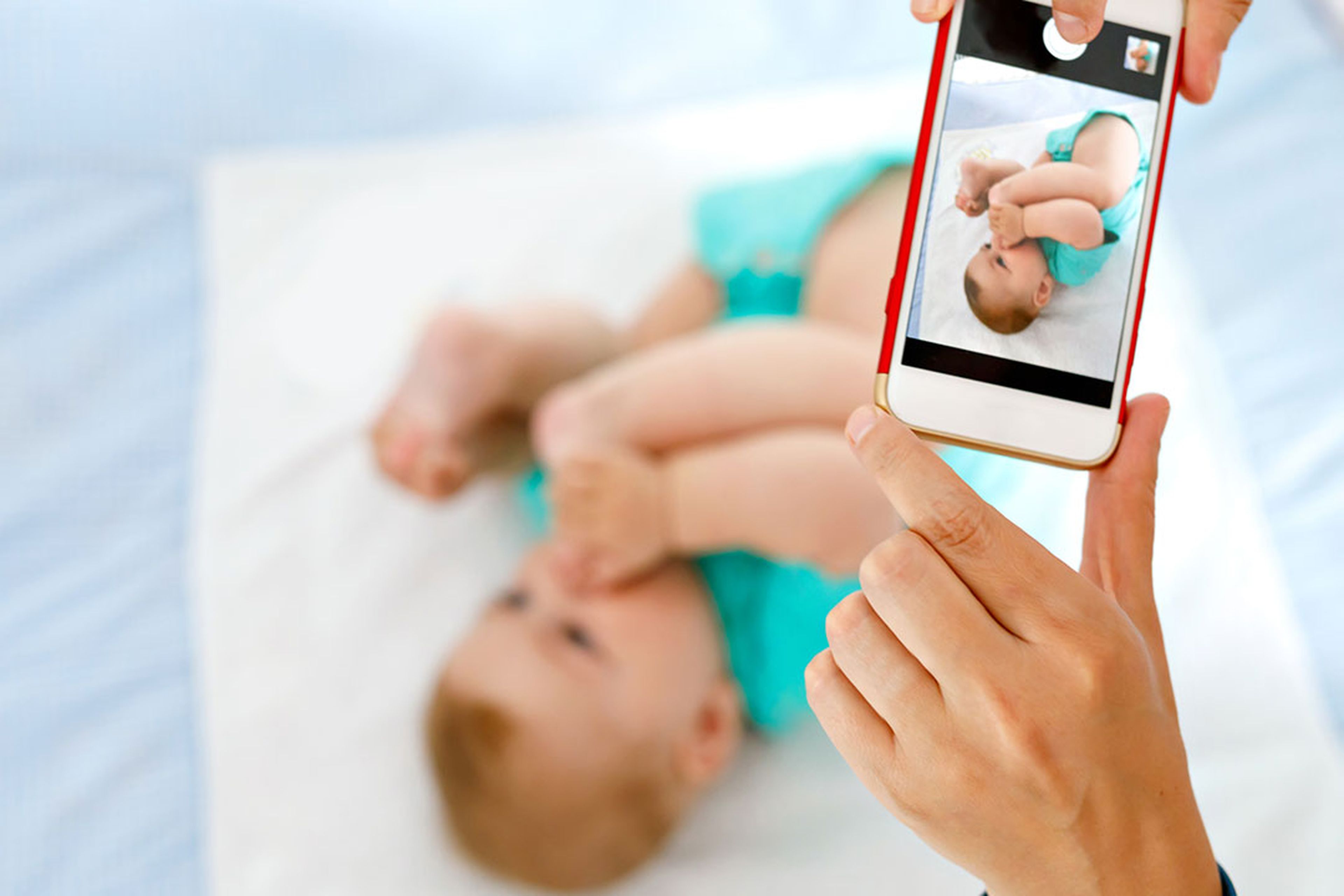 Hacer fotos con el móvil a un bebé