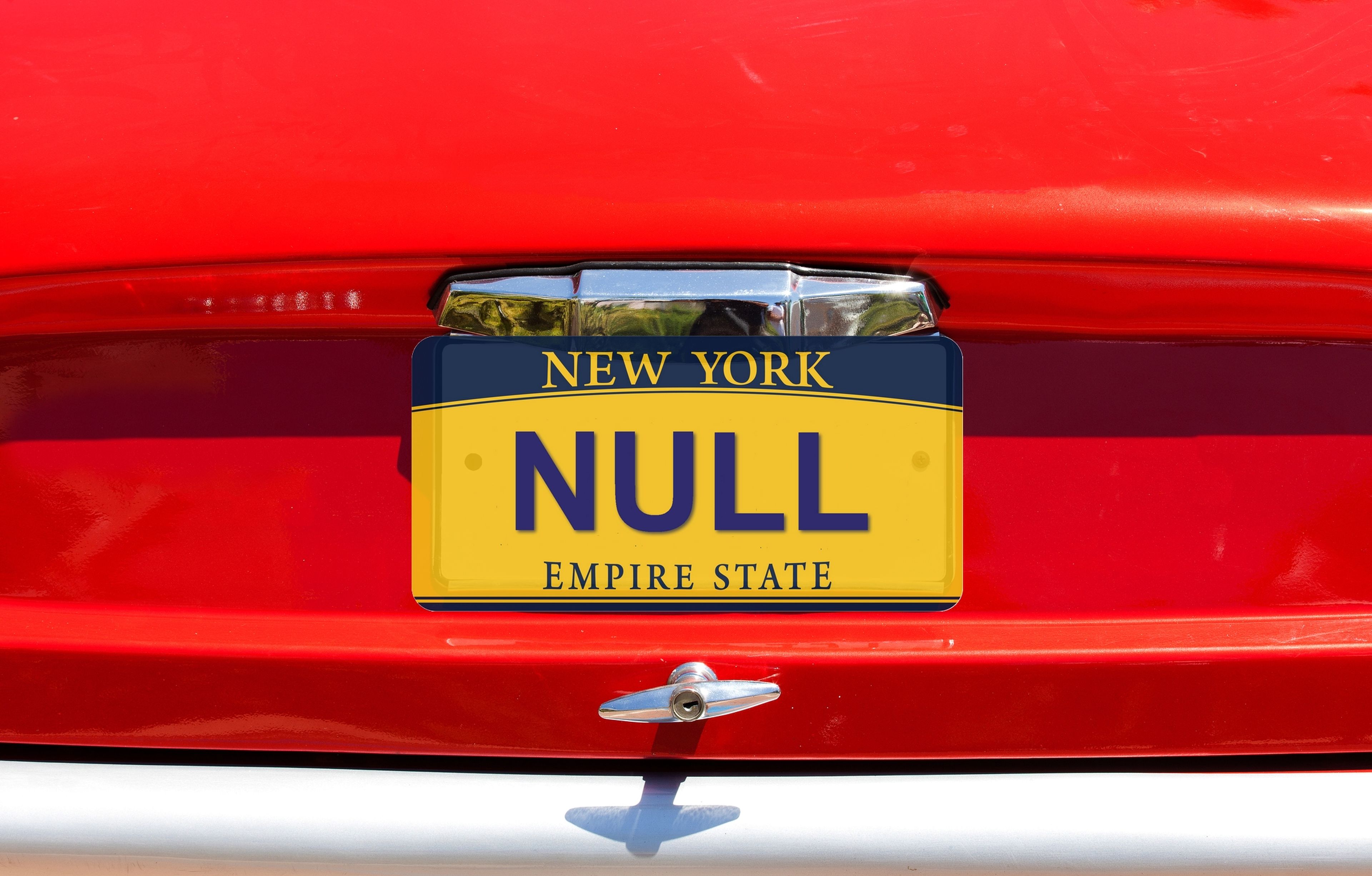 Le pone el nombre NULL a su matrícula para hacerse invisible y le cobran 12.000 dólares en multas defectuosas