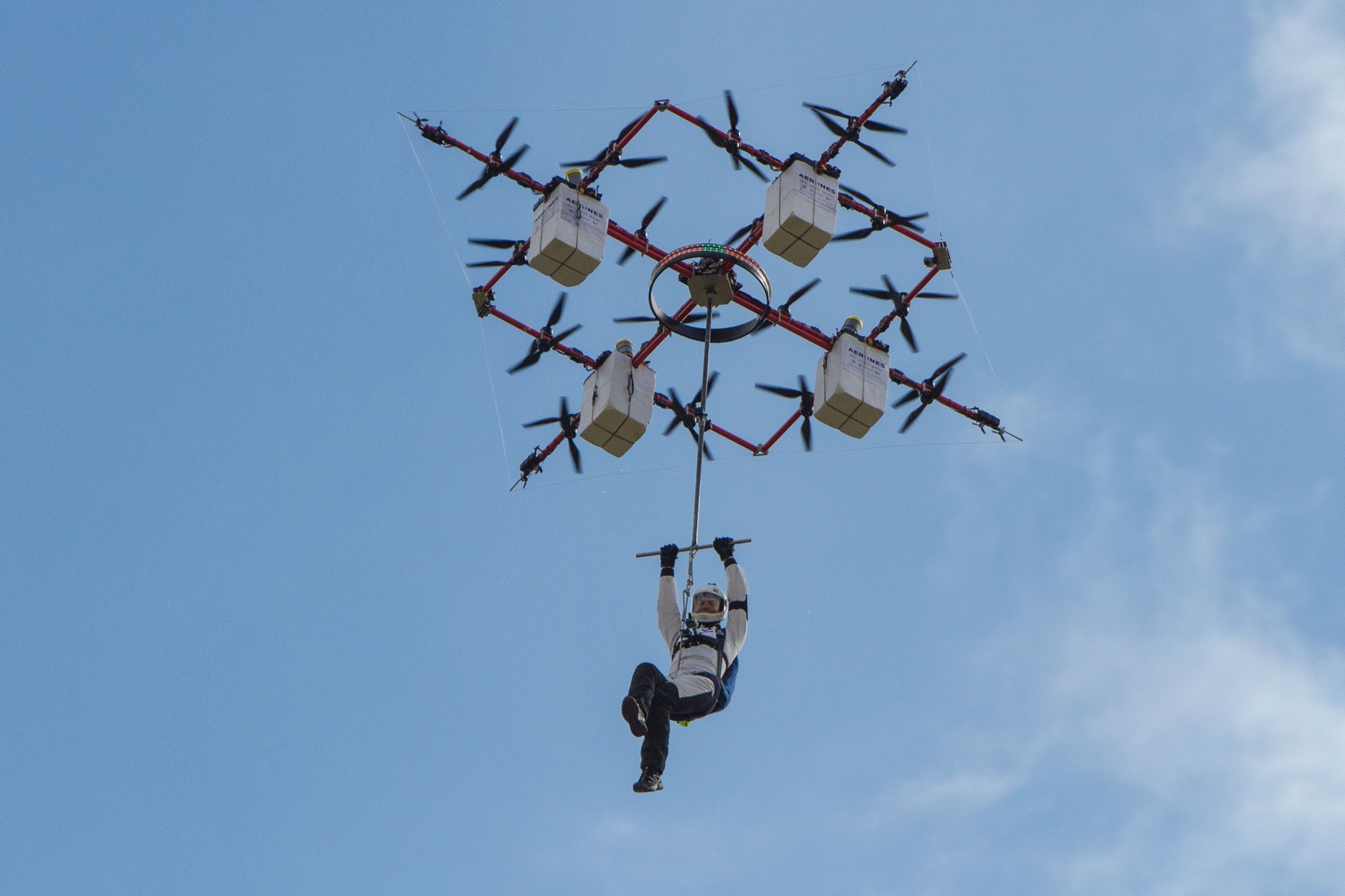 Primer salto en paracaídas desde un dron