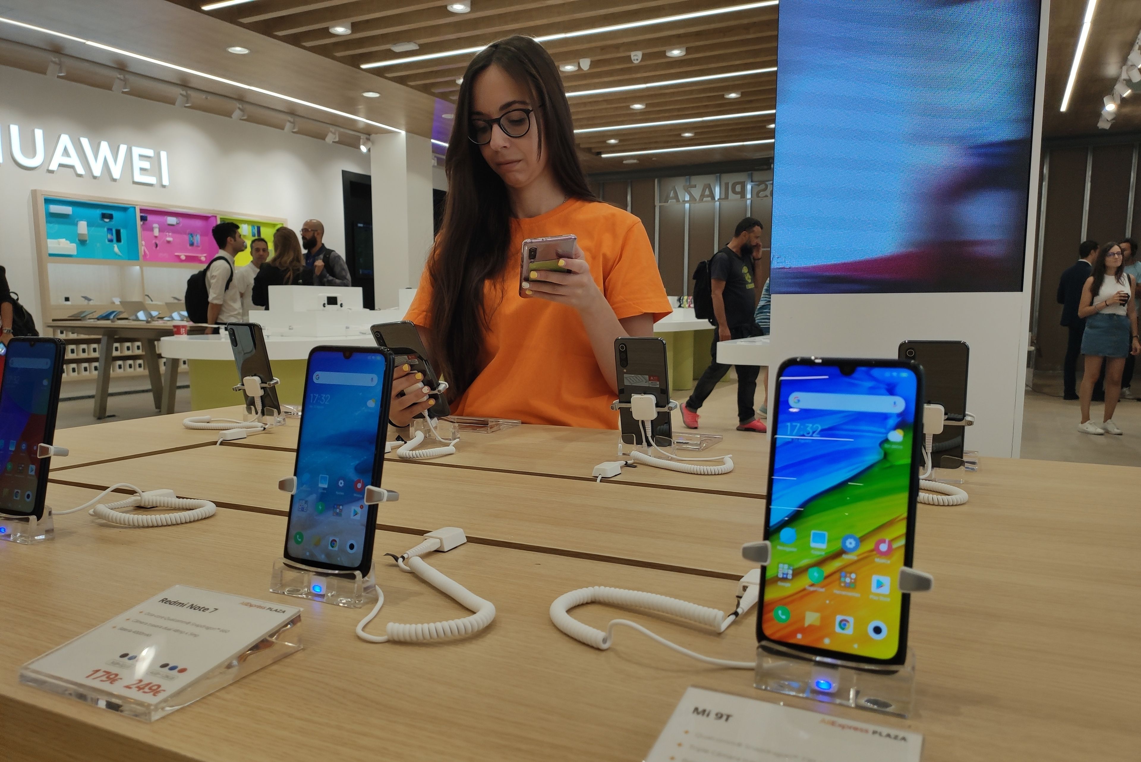 Teléfonos de Xiaomi expuestos en la AliExpress Plaza.