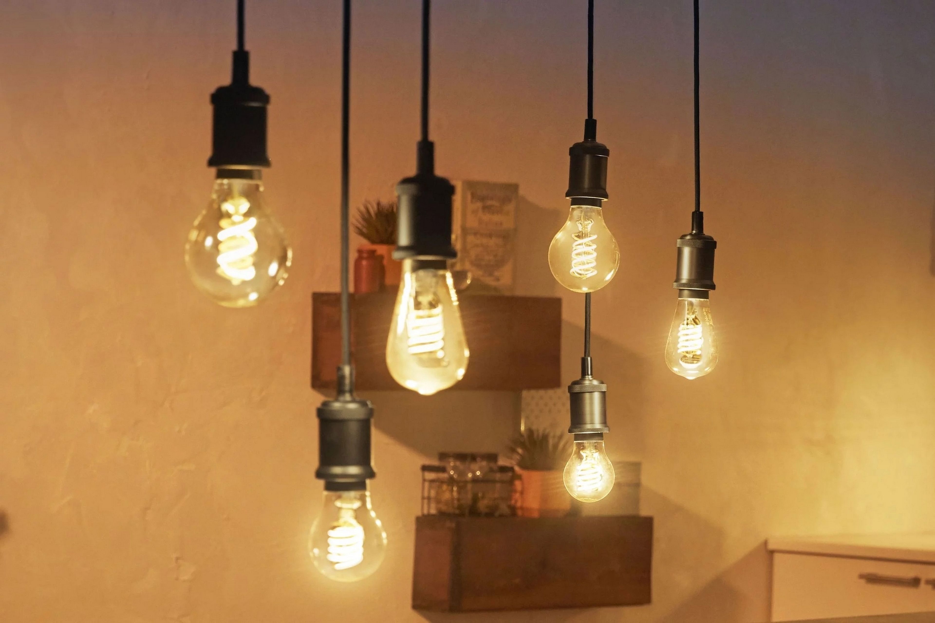 Philips Hue estrena una bombilla LED con filamento en homenaje a la primera  bombilla de Edison