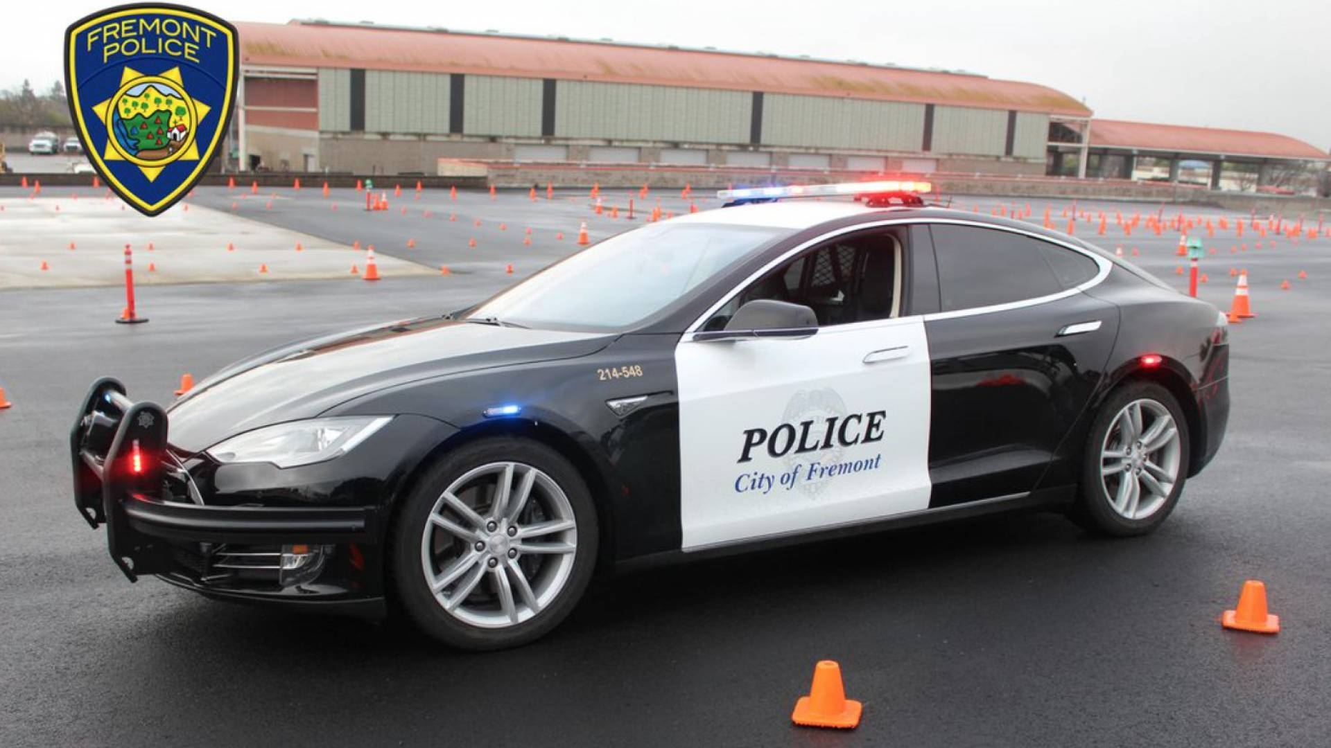 Esta semana, un coche de policía Tesla se quedó sin batería en mitad de una  persecución
