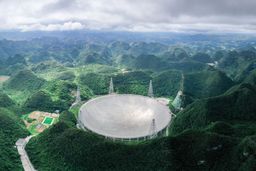 China abre un gigantesco radiotelescopio para buscar vida en el espacio