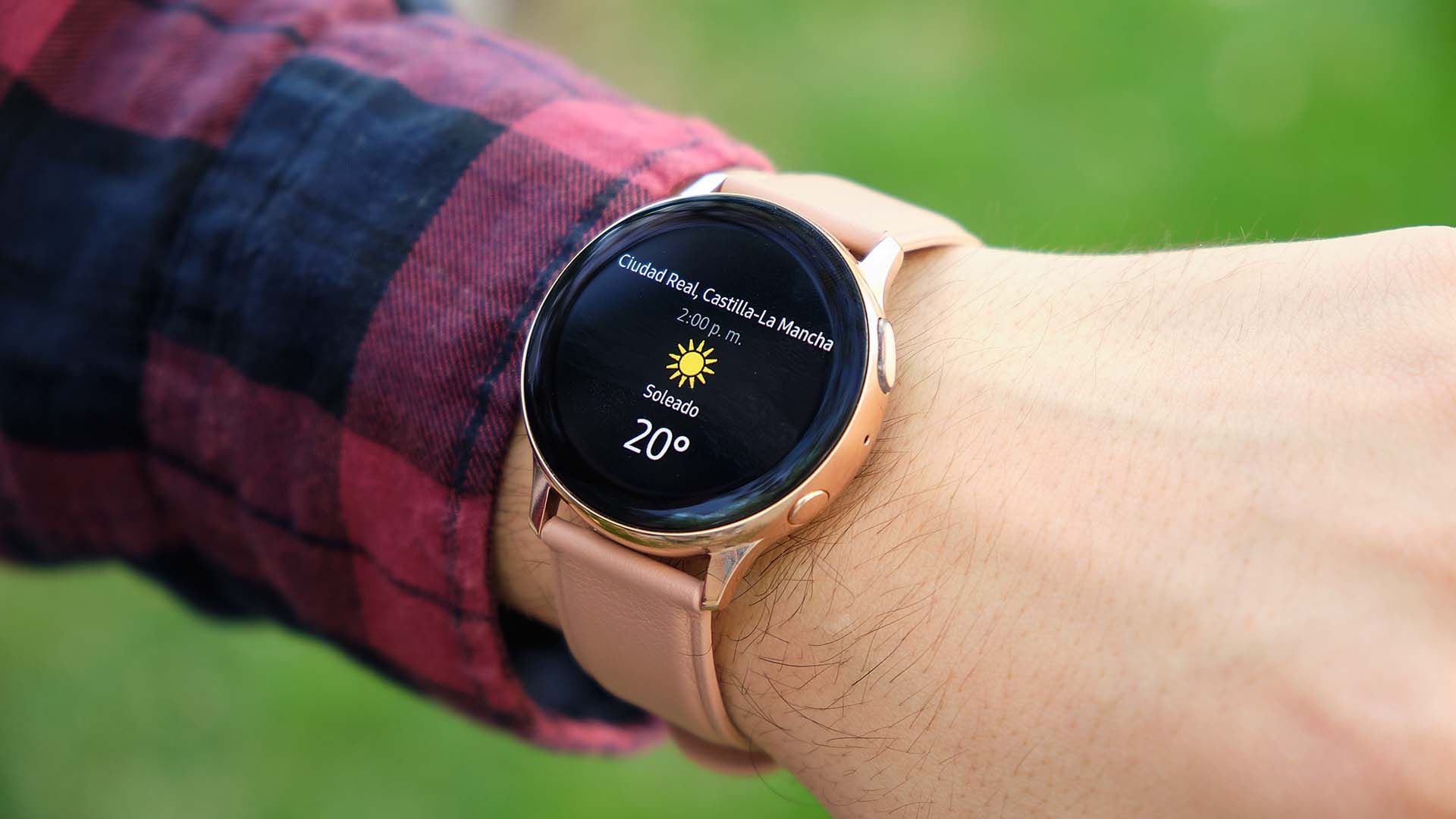 Este smartwatch Samsung Galaxy Watch Active2 con GPS y diseño redondo
