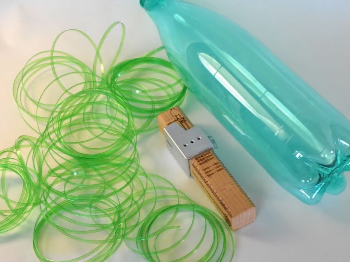 Convierte las botellas de plástico en tiras casi irrompibles para darles  nuevos usos