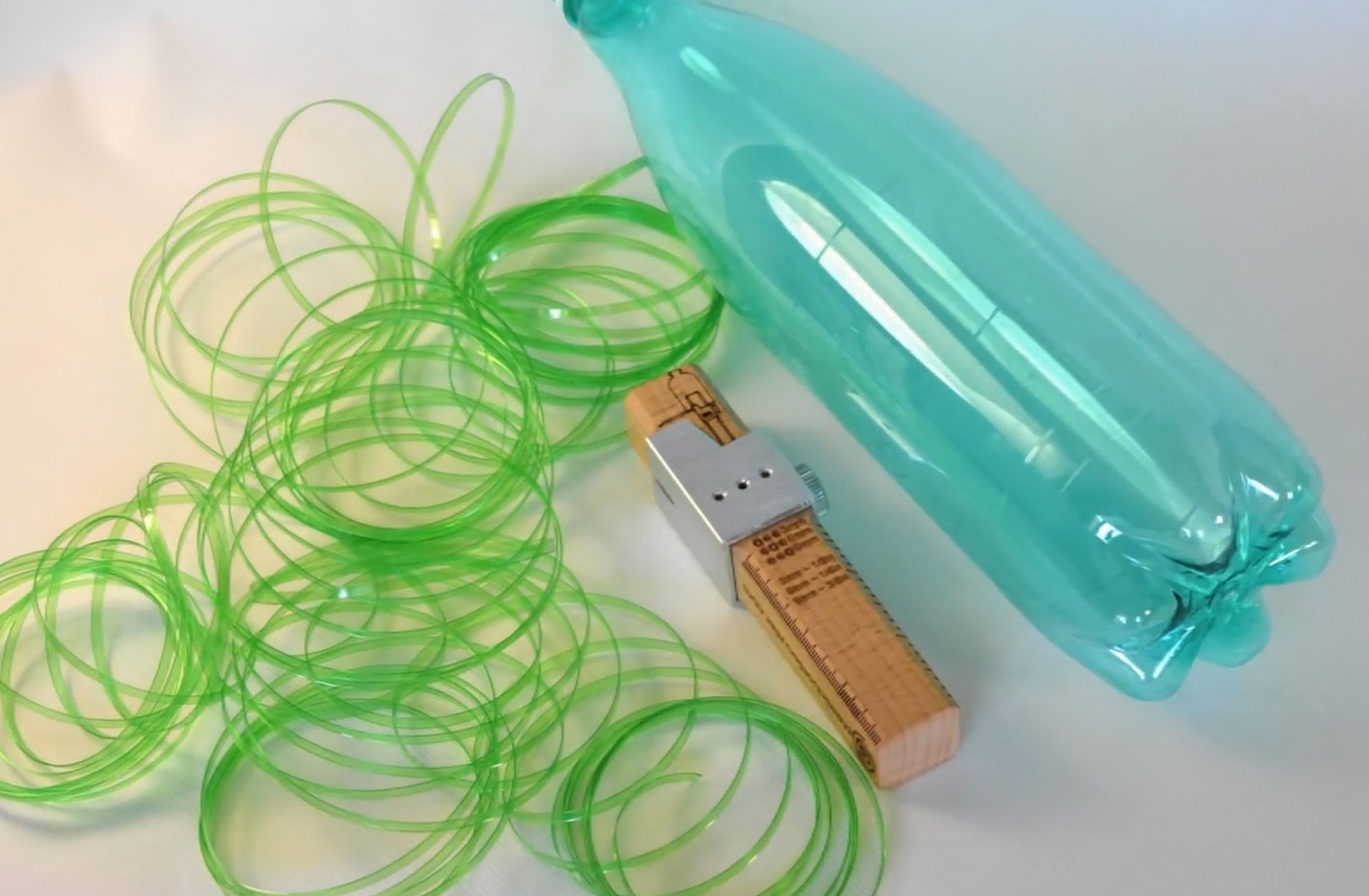 Convierte las botellas de plástico en tiras casi irrompibles para darles nuevos usos