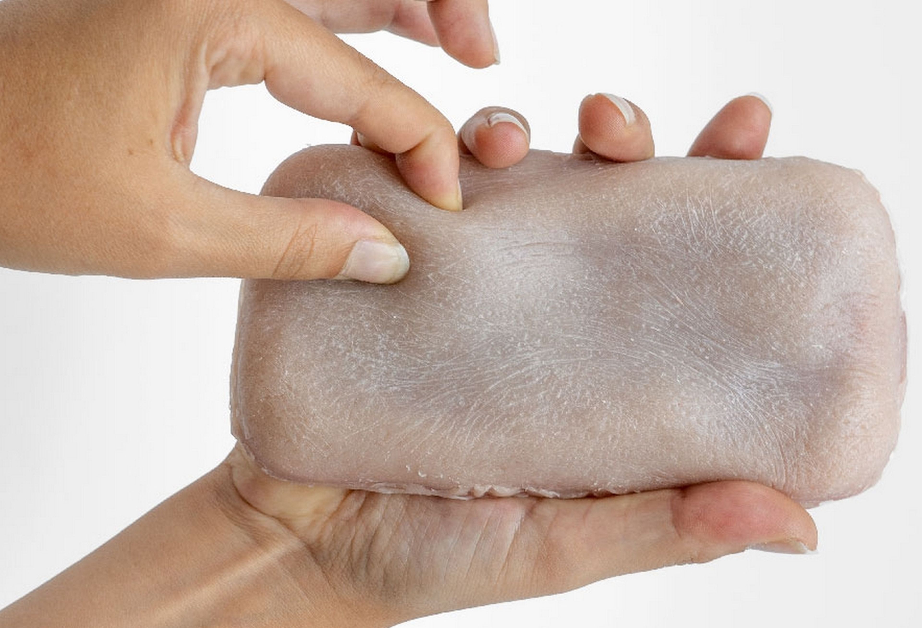 Crean una funda con piel artificial que puedes pellizcar o acariciar para controlar el móvil