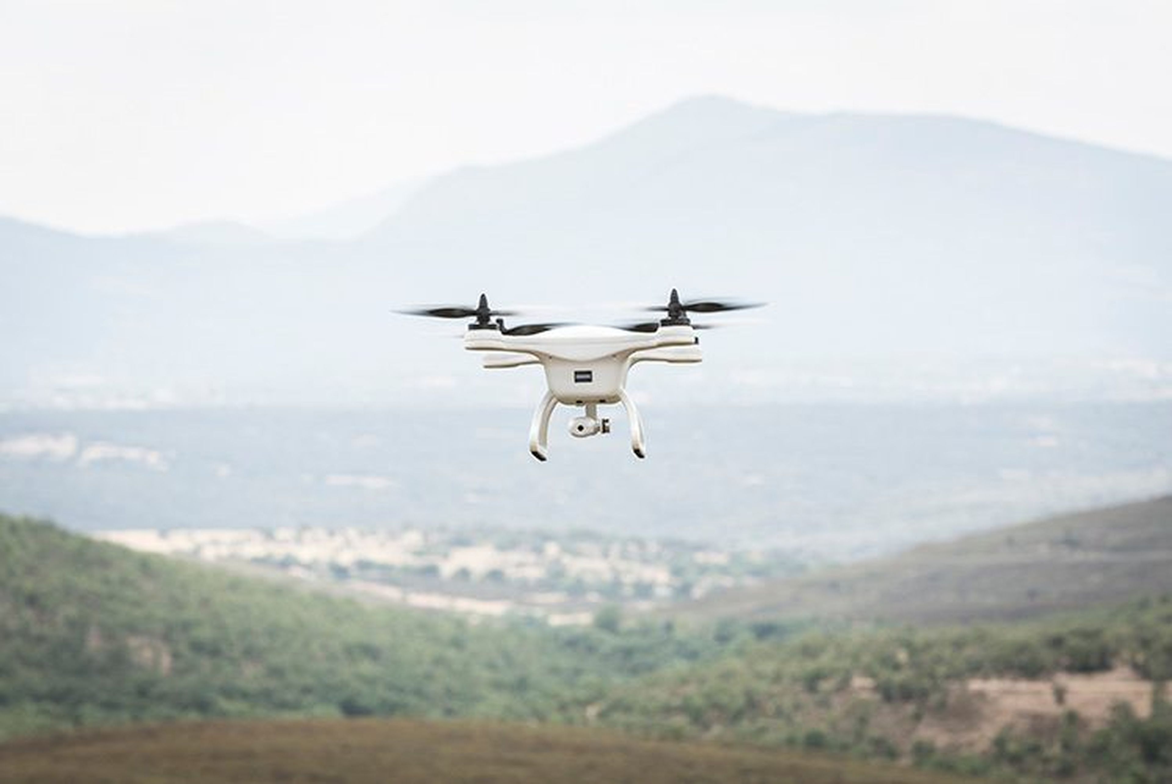 Un dron recoge información sobre la carretera para ser posteriormente procesada.