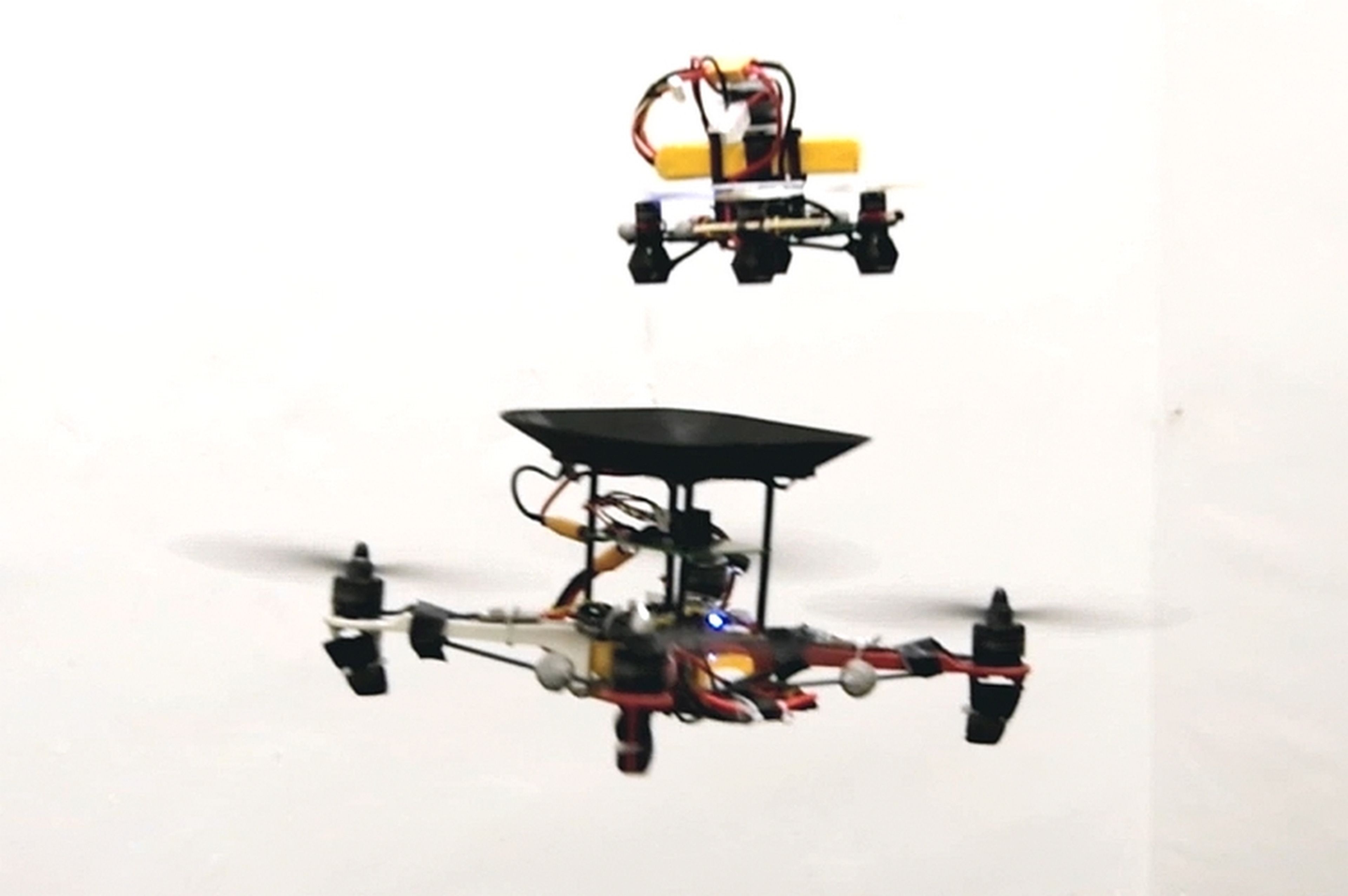Este dron se recarga en pleno vuelo... con unas baterías voladoras