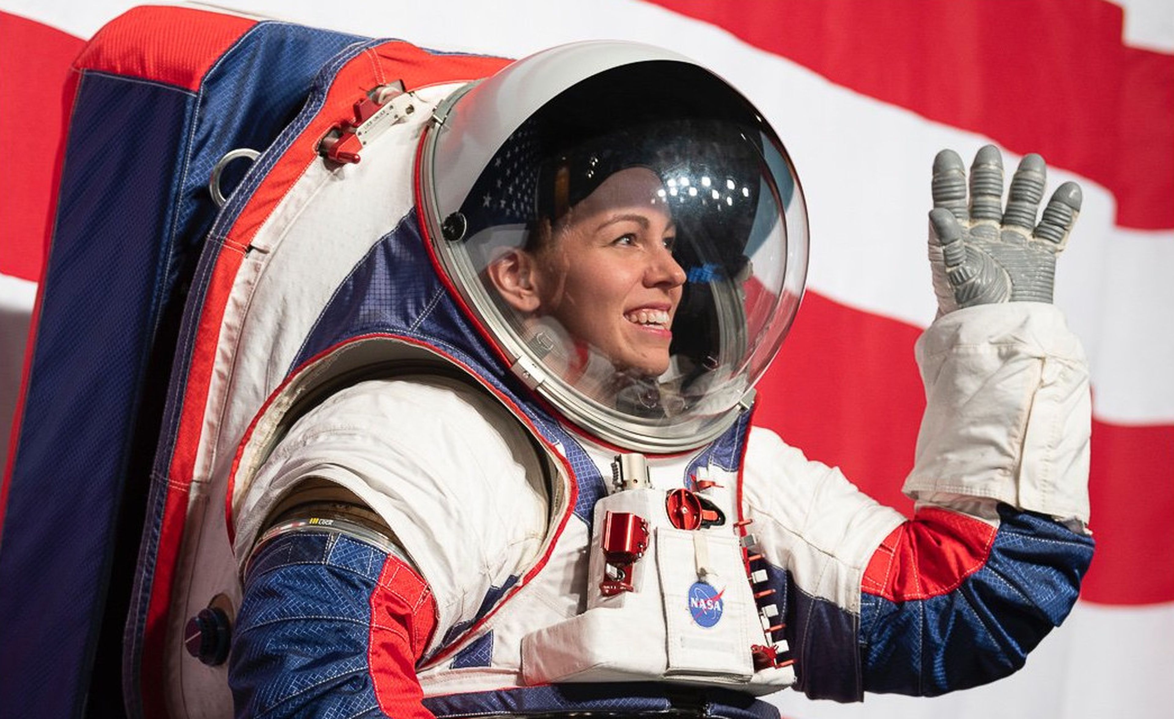 NASA, astronauta mujer con traje espacial