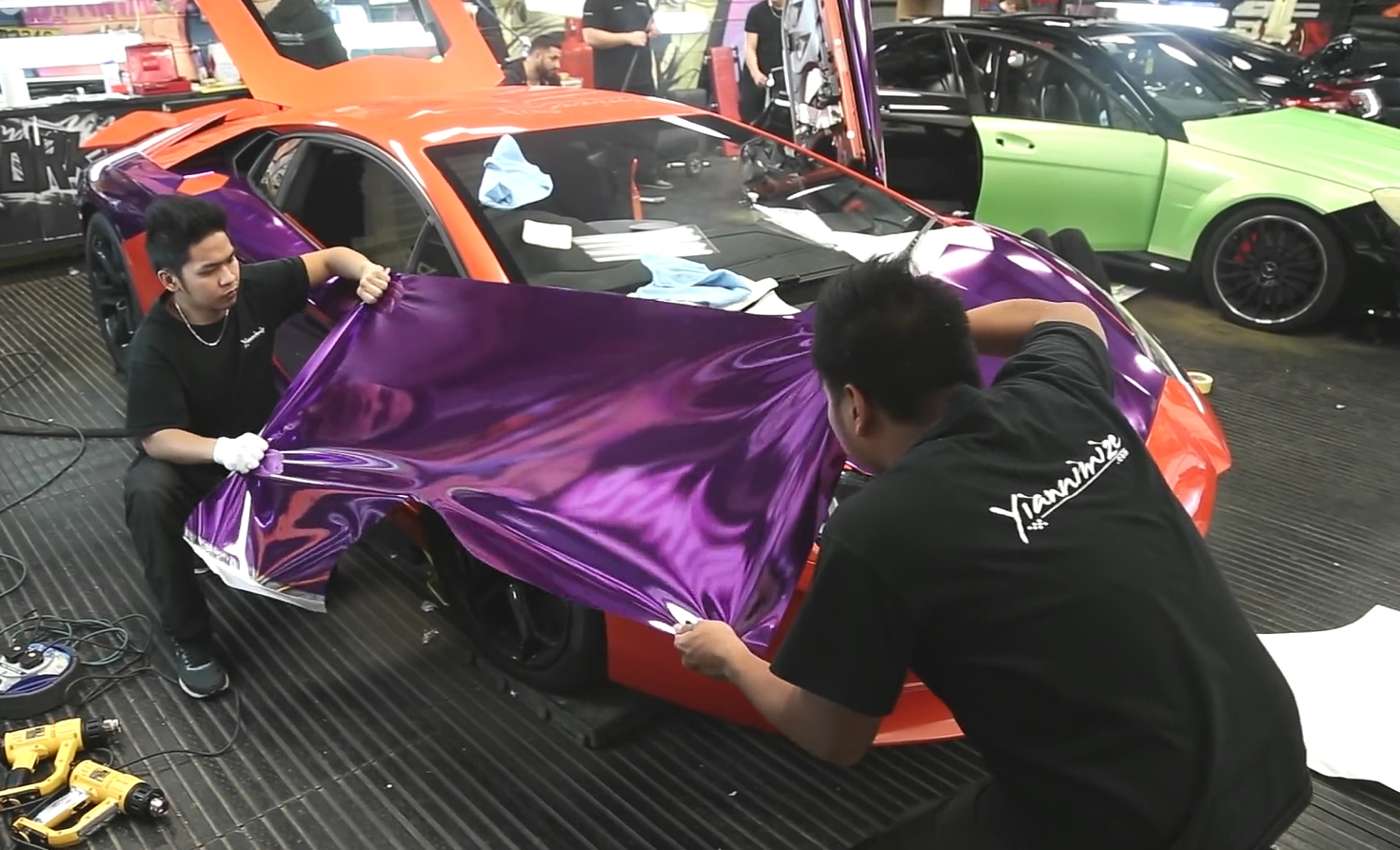 Yiannimize, el taller que envuelve con vinilos los coches de los famosos  para cambiar el color sin pintarlos