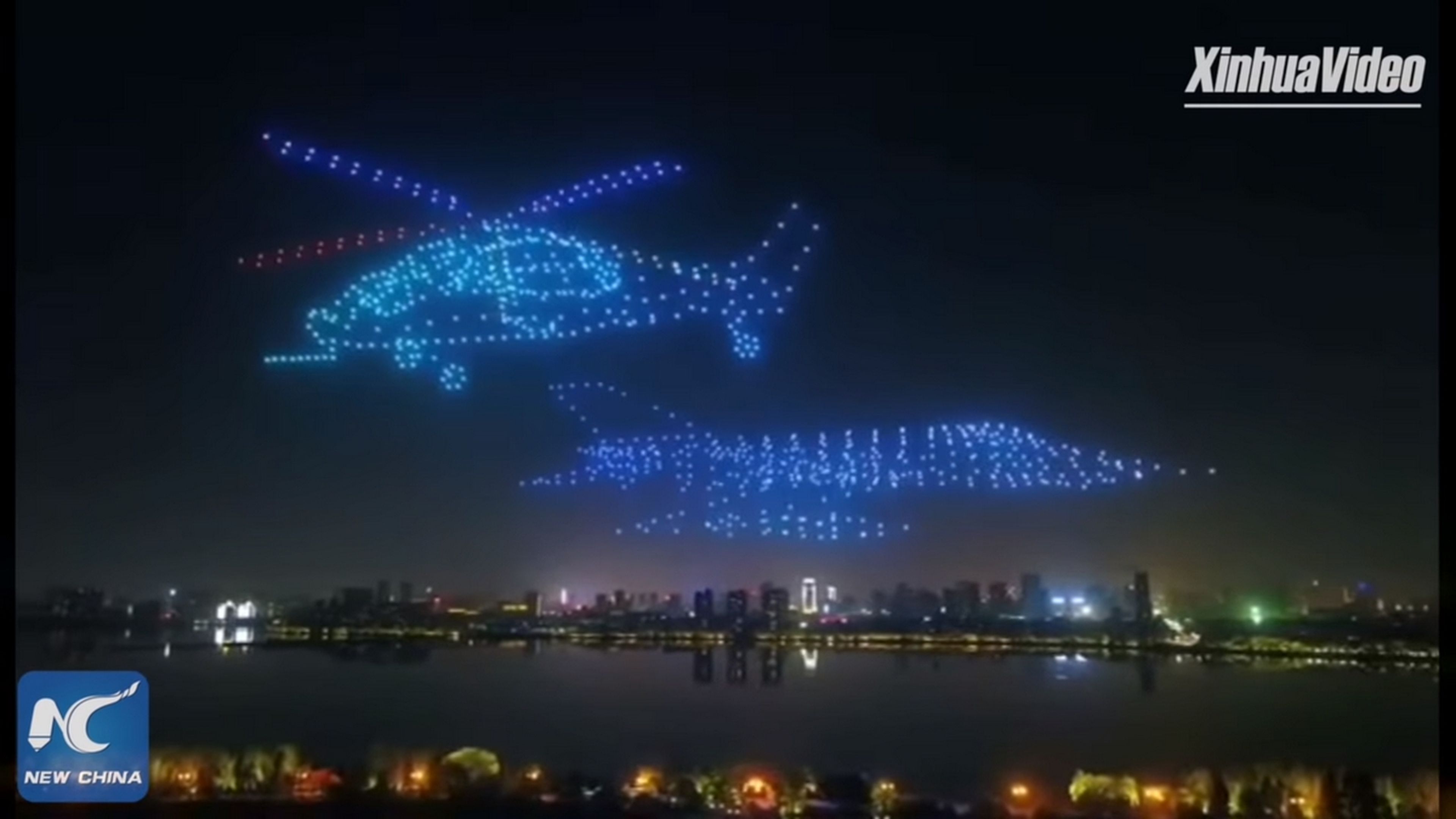 800 drones dibujan aviones y helicópteros en el cielo de Nanchang