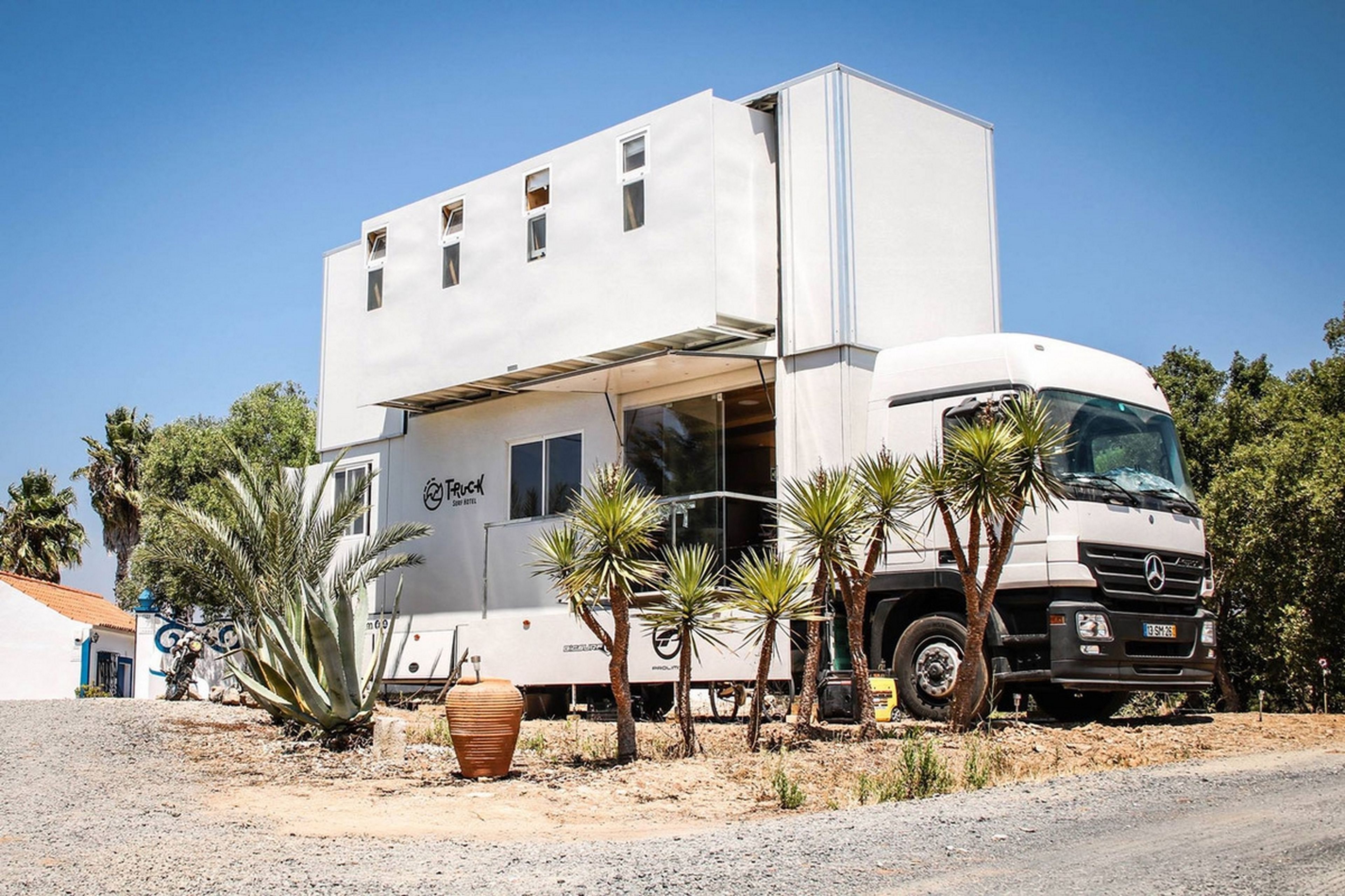 Este camión hotel para surfistas te lleva cada día a una playa