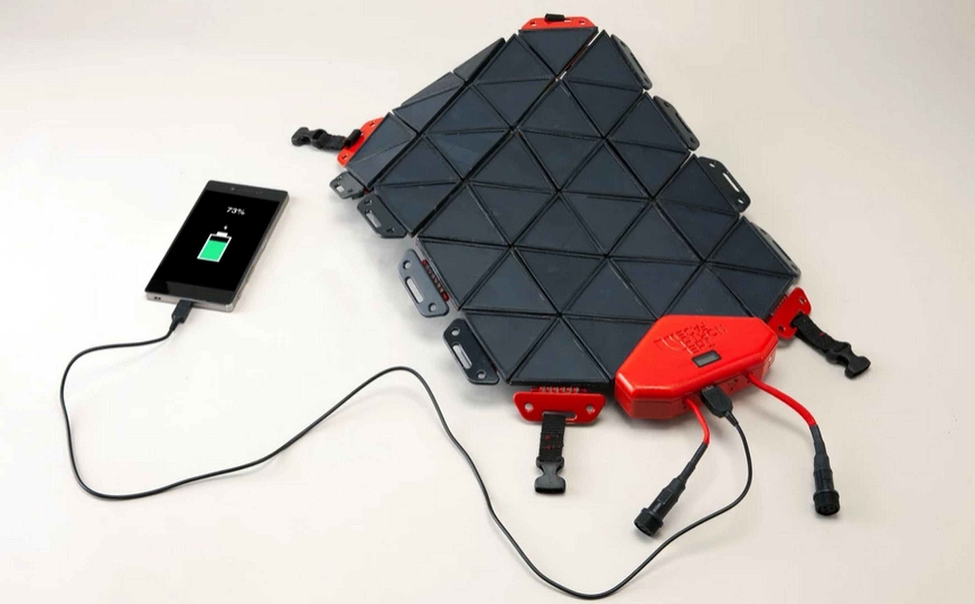 Un estudiante diseña unas placas solares para la mochila que recargan el móvil al completo