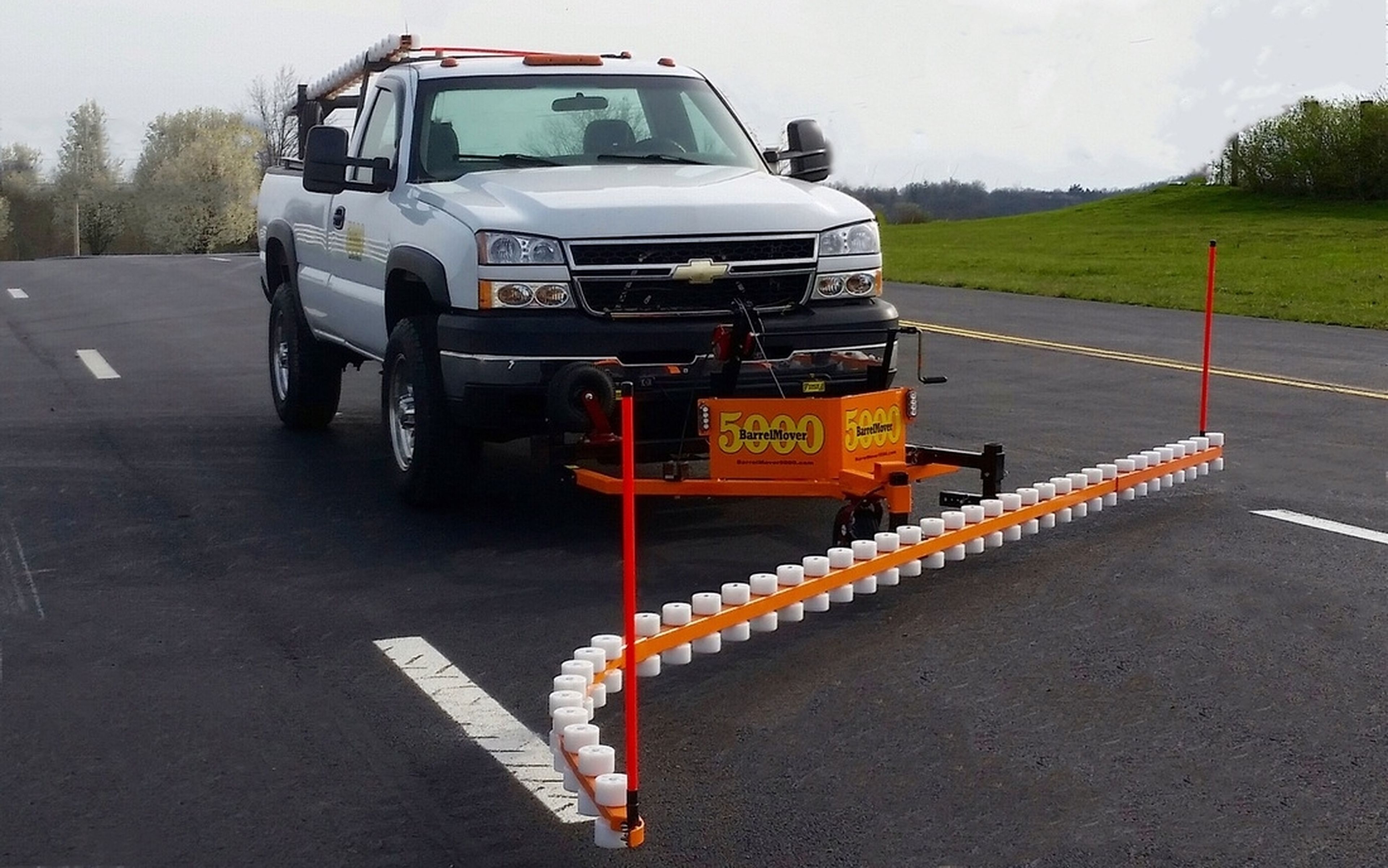 Este mueve barreras automático retira los conos de las carreteras