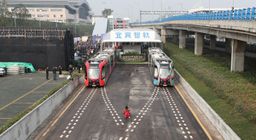 El curioso tren que circula sobre vías virtuales abre su primera línea comercial en China