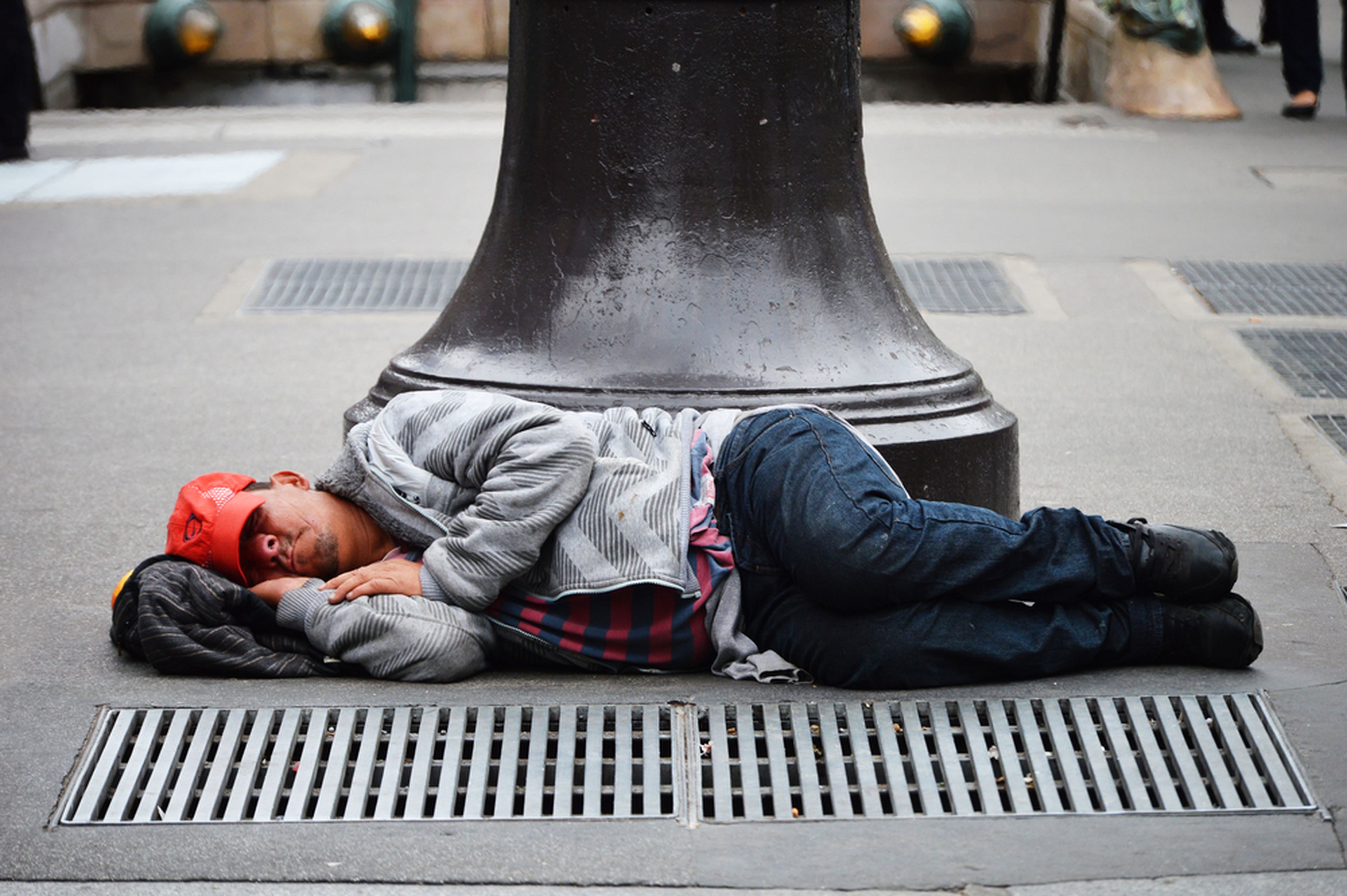 Persona sin hogar durmiendo en la calle