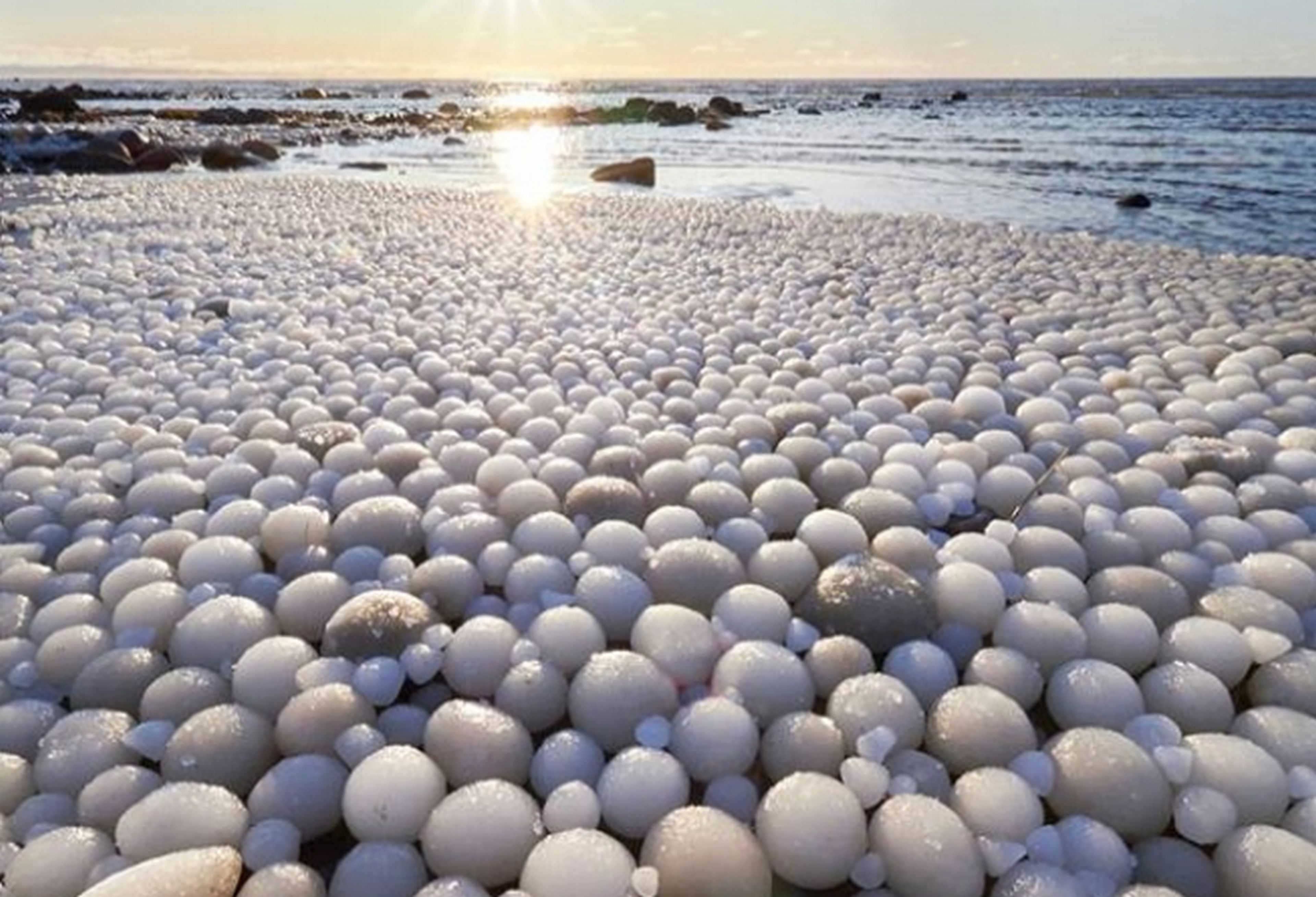 ¿Por qué esta playa finlandesa está cubierta con extraños huevos de hielo?