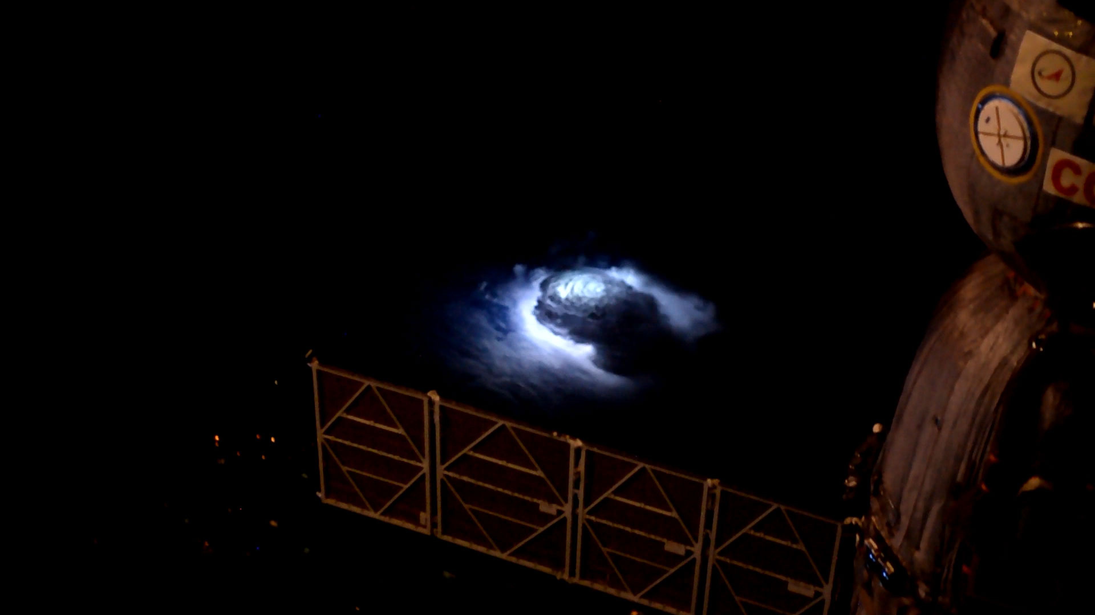 Tormenta eléctrica con rayos y elfos vista desde la Estación Espacial Internacional