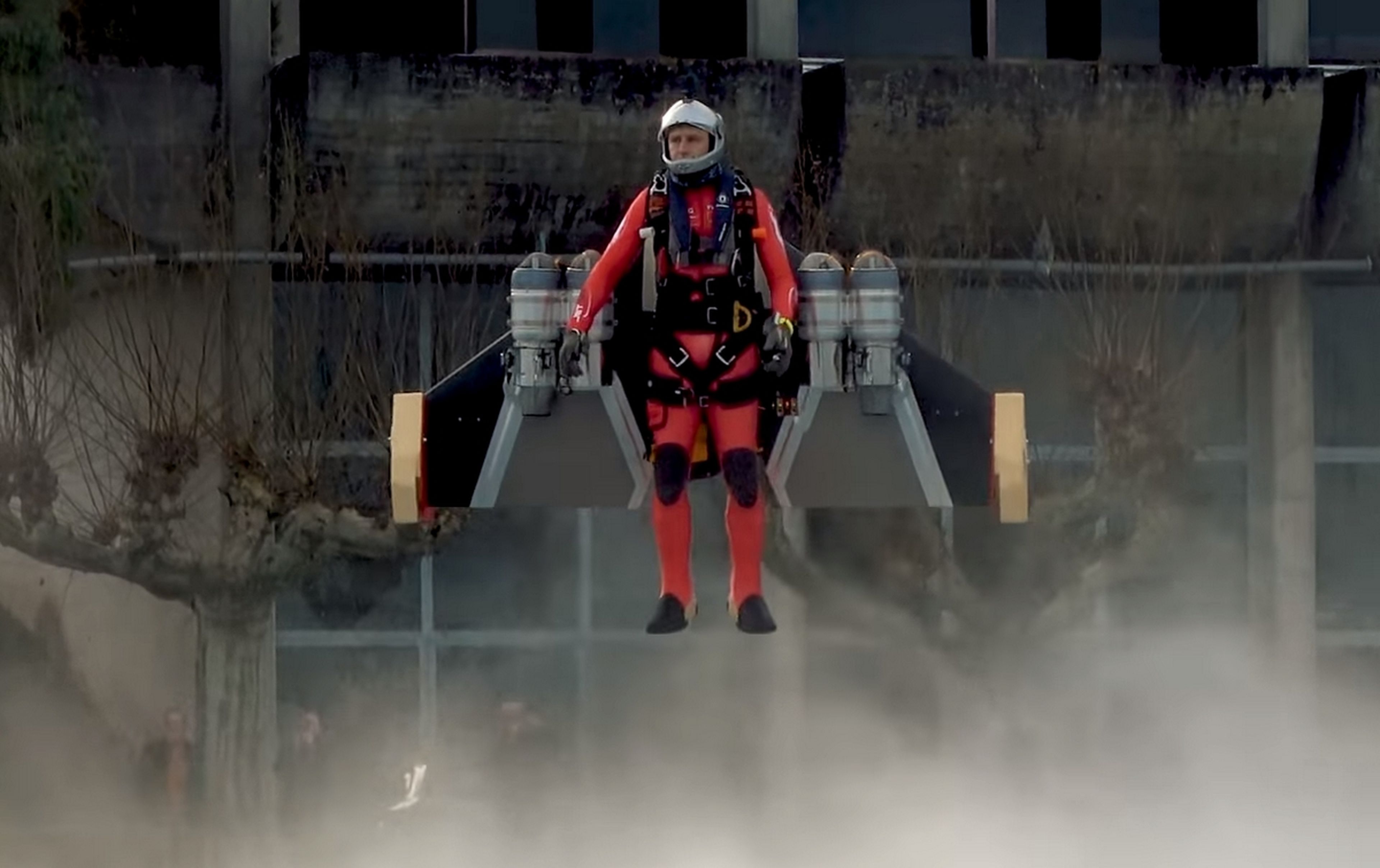 Vuelve Jetman, el hombre volador, y ahora puede despegar desde el suelo y ascender a 4.000 metros de altura