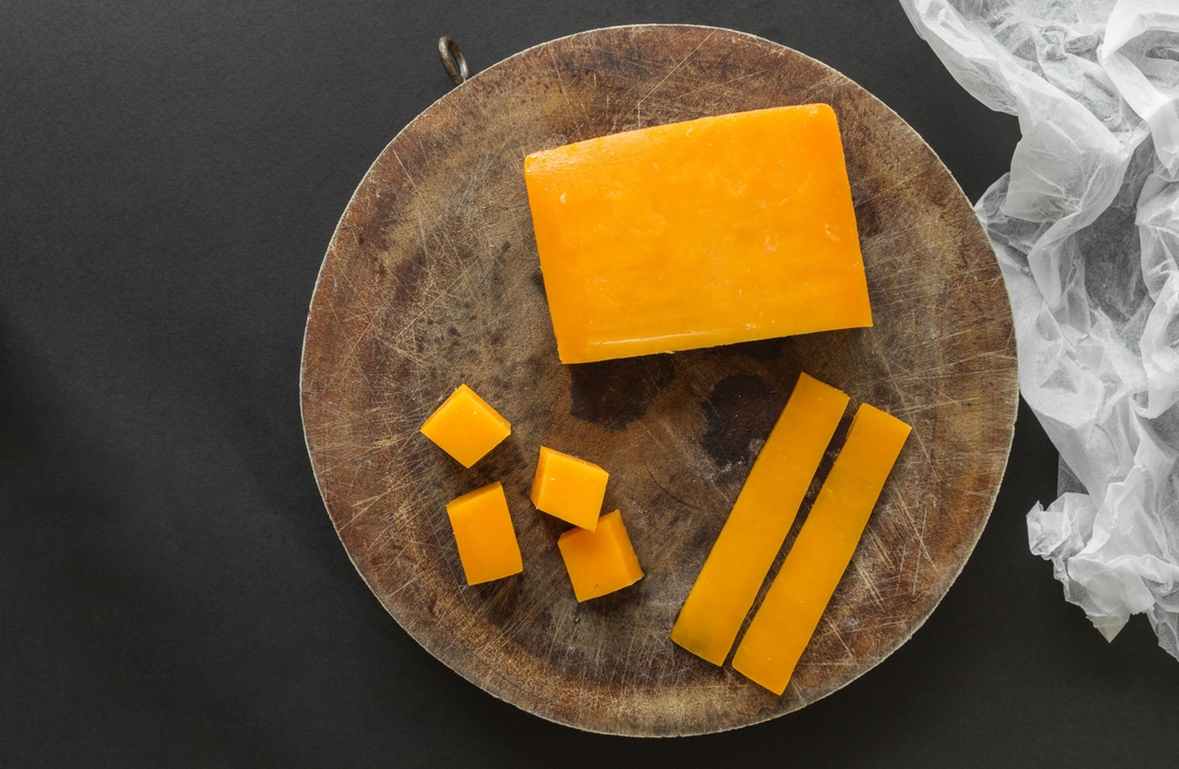 Curiosidades culinarias: por qué el queso cheddar es de color naranja