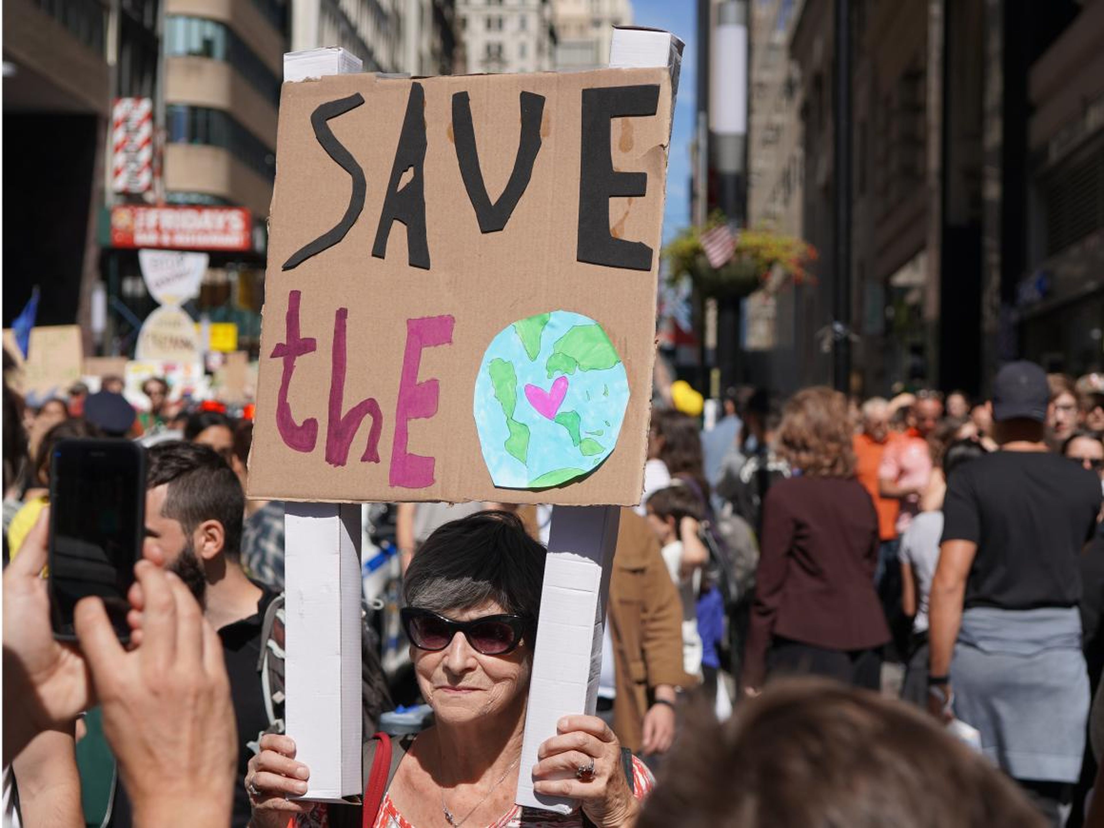 Los activistas preocupados por el planeta se reunieron en una manifestación por el clima en Nueva York.