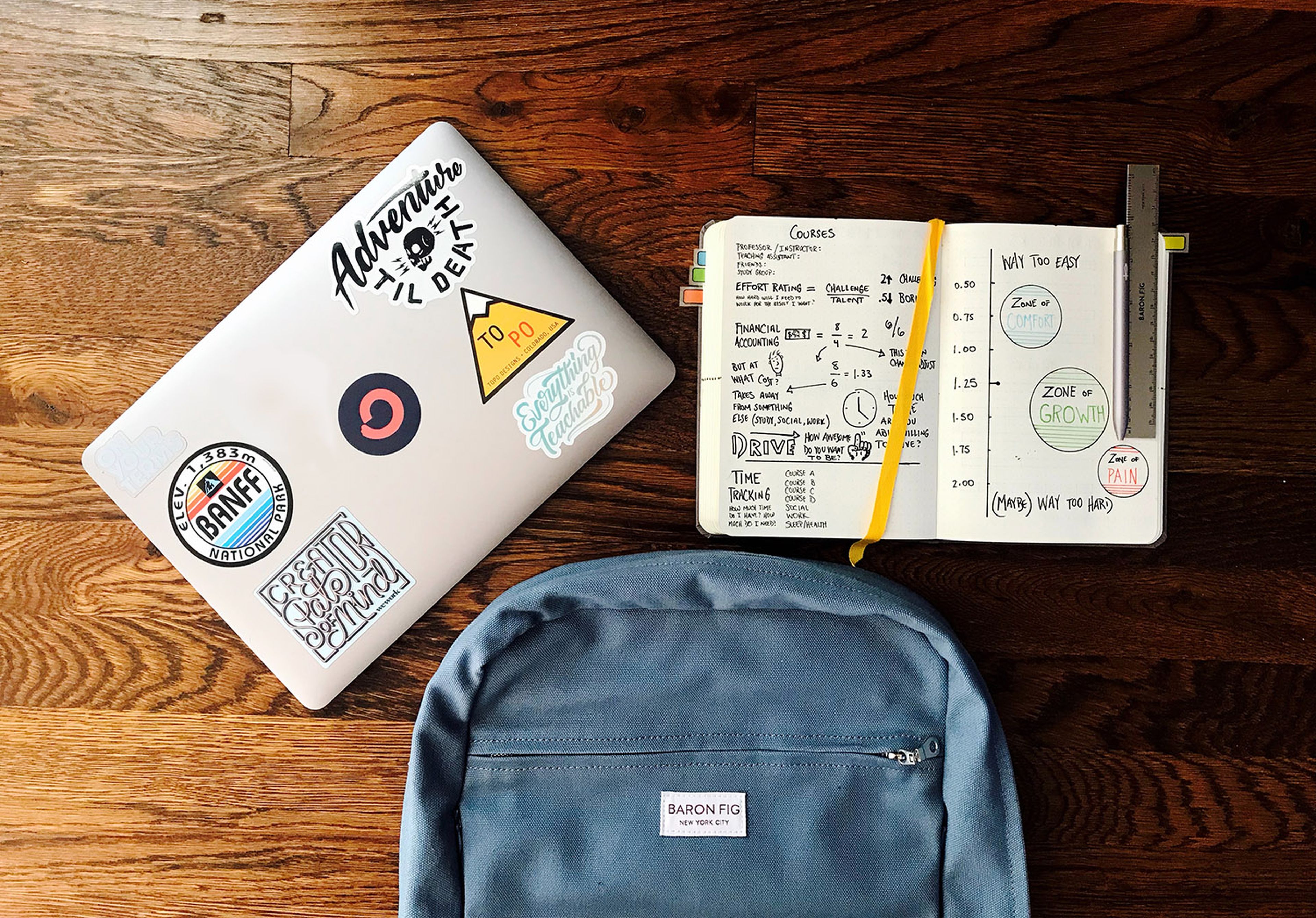 Ordenador portátil escolar con mochila y cuaderno