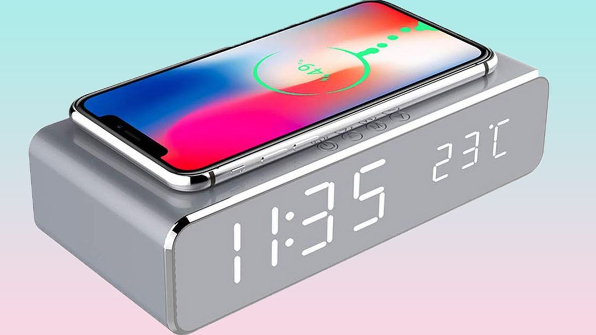 Este reloj despertador carga tu móvil inalámbricamente mientras duermes y  sólo cuesta 12€