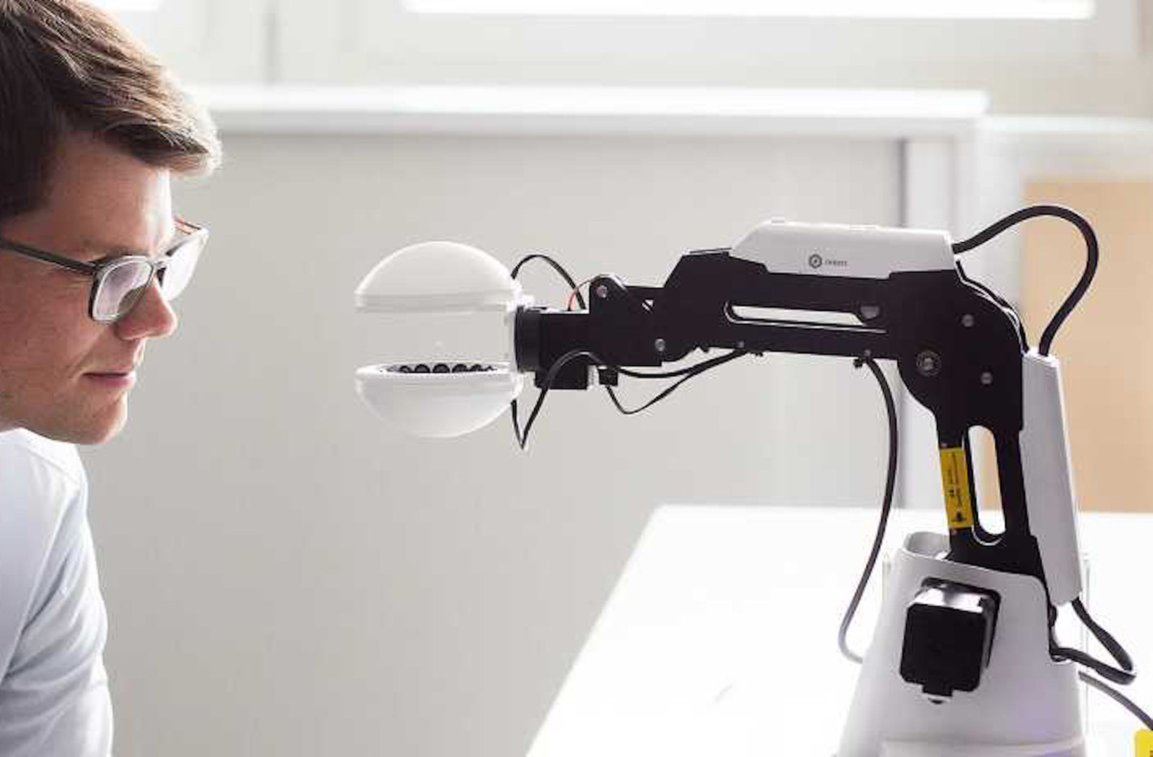 Robot que mueve objetos sin tocarlos