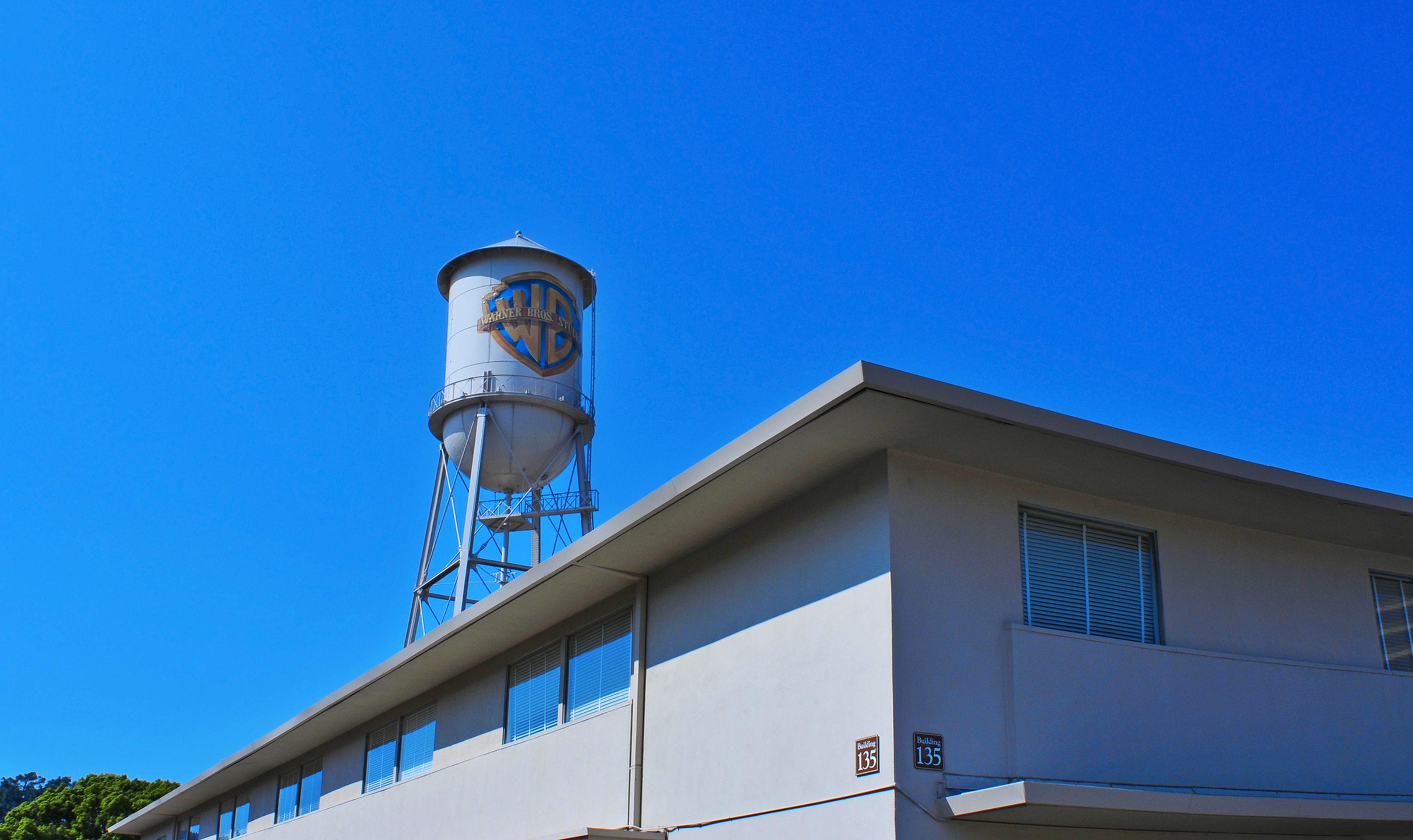 Warner Bros Pictures logo en un depósito de agua