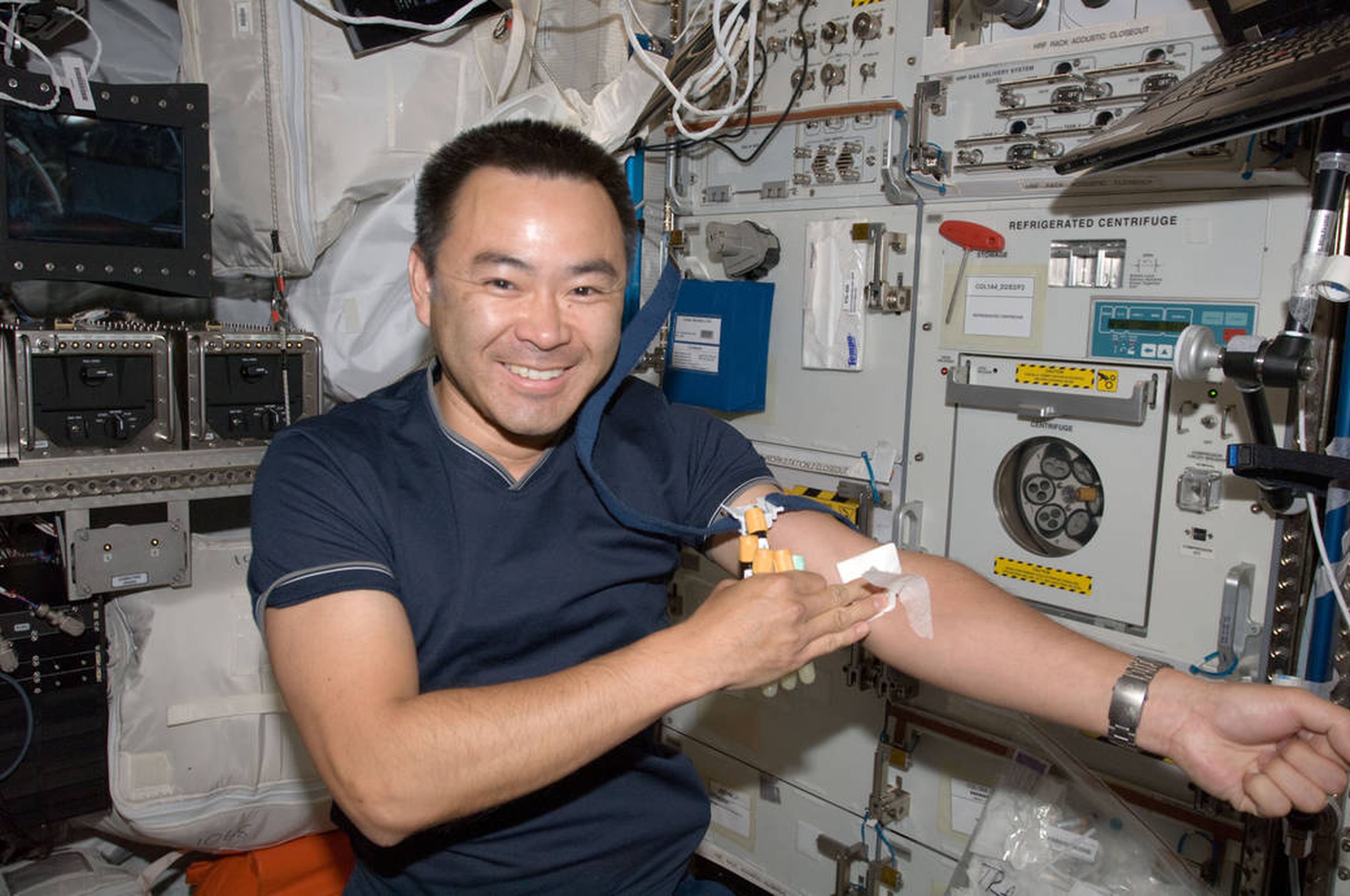 Astronauta Akihiko Hoshide realiza análisis de sangre en la Estación Espacial Internacional
